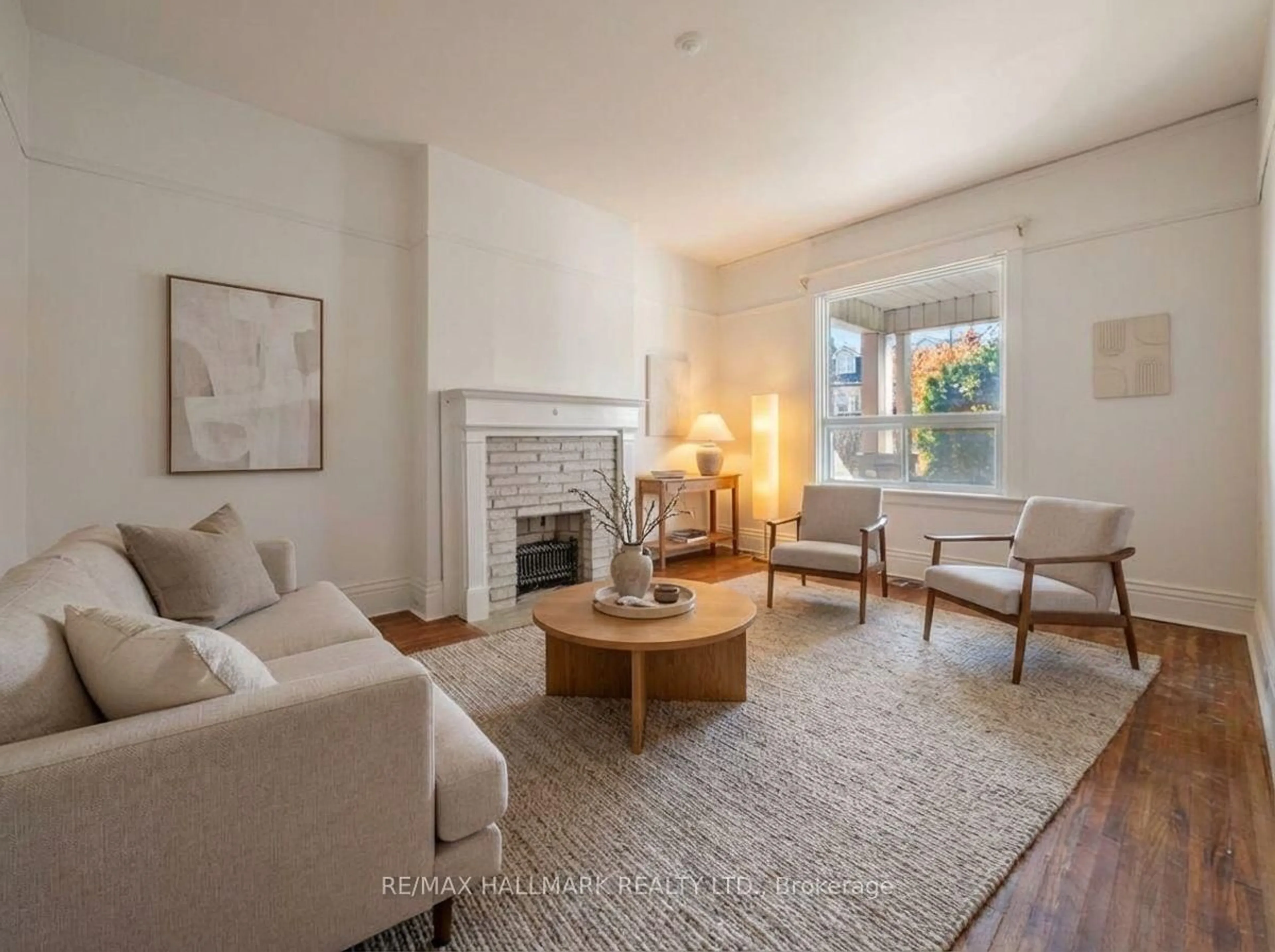 Living room with furniture, unknown for 22 Kenneth Ave, Toronto Ontario M6P 1H9