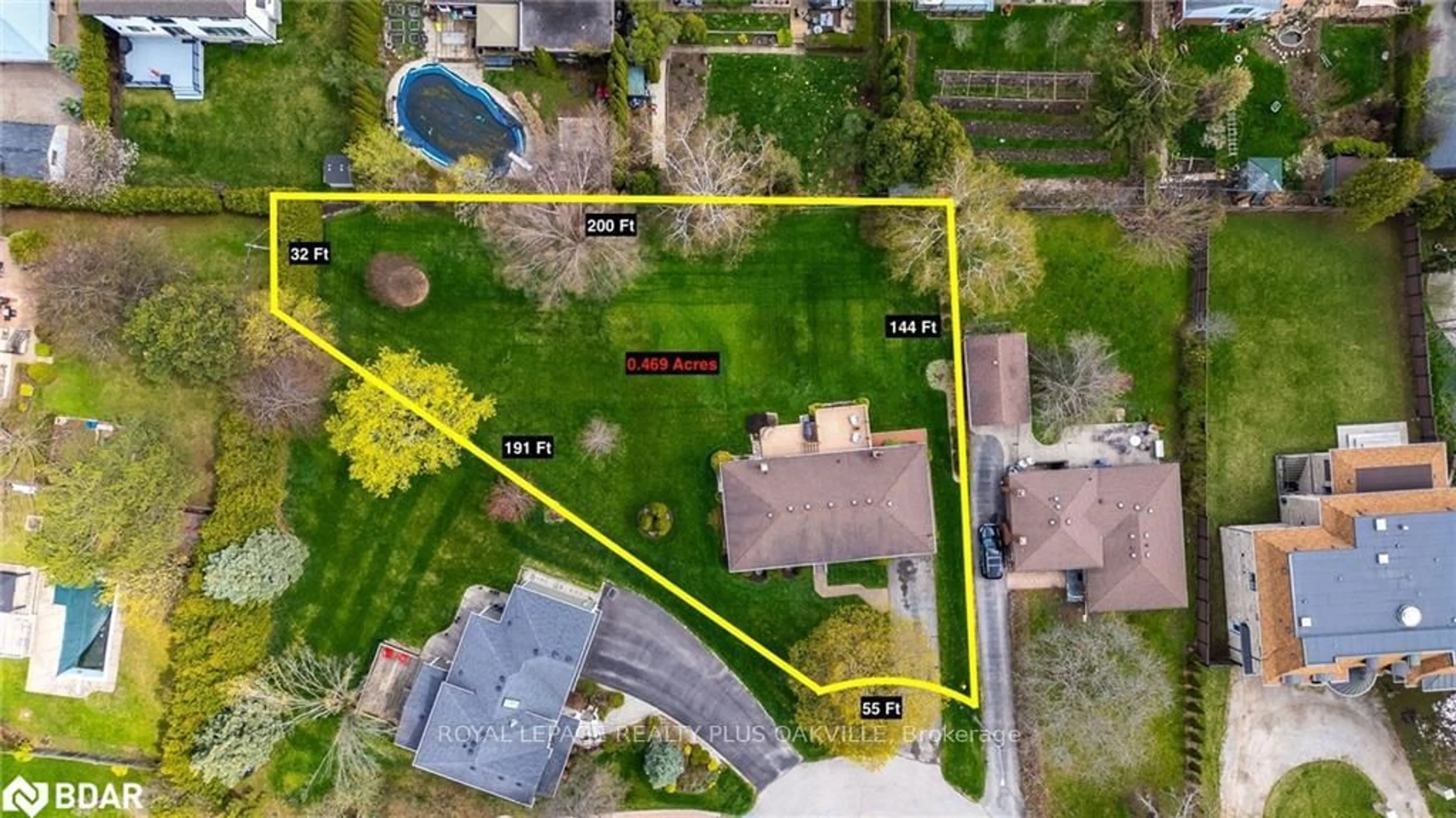 A pic from outside/outdoor area/front of a property/back of a property/a pic from drone, street for 2030 Vickery Dr, Oakville Ontario L6L 2J1