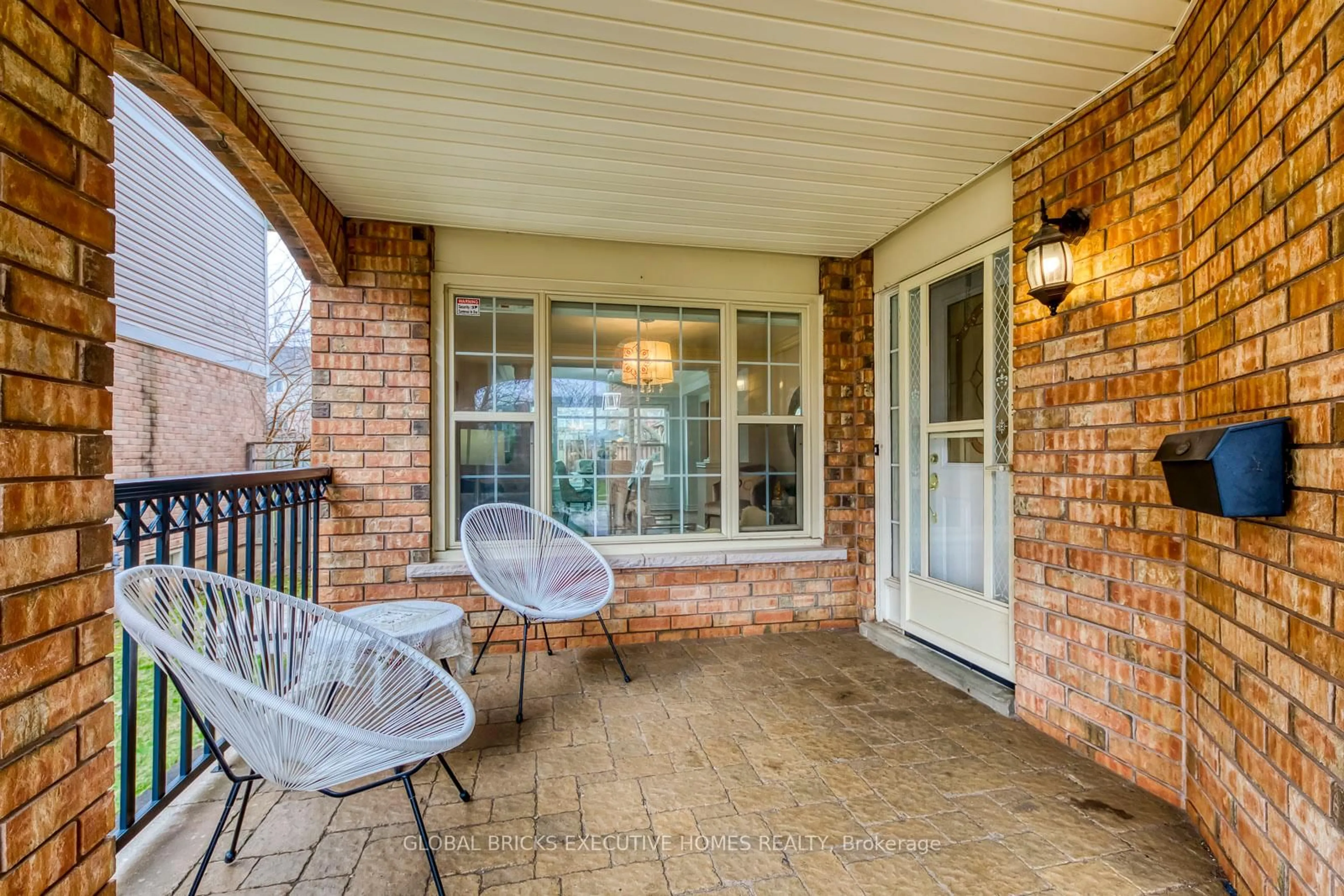 Patio, street for 5690 Wells Pl, Mississauga Ontario L5M 5T6