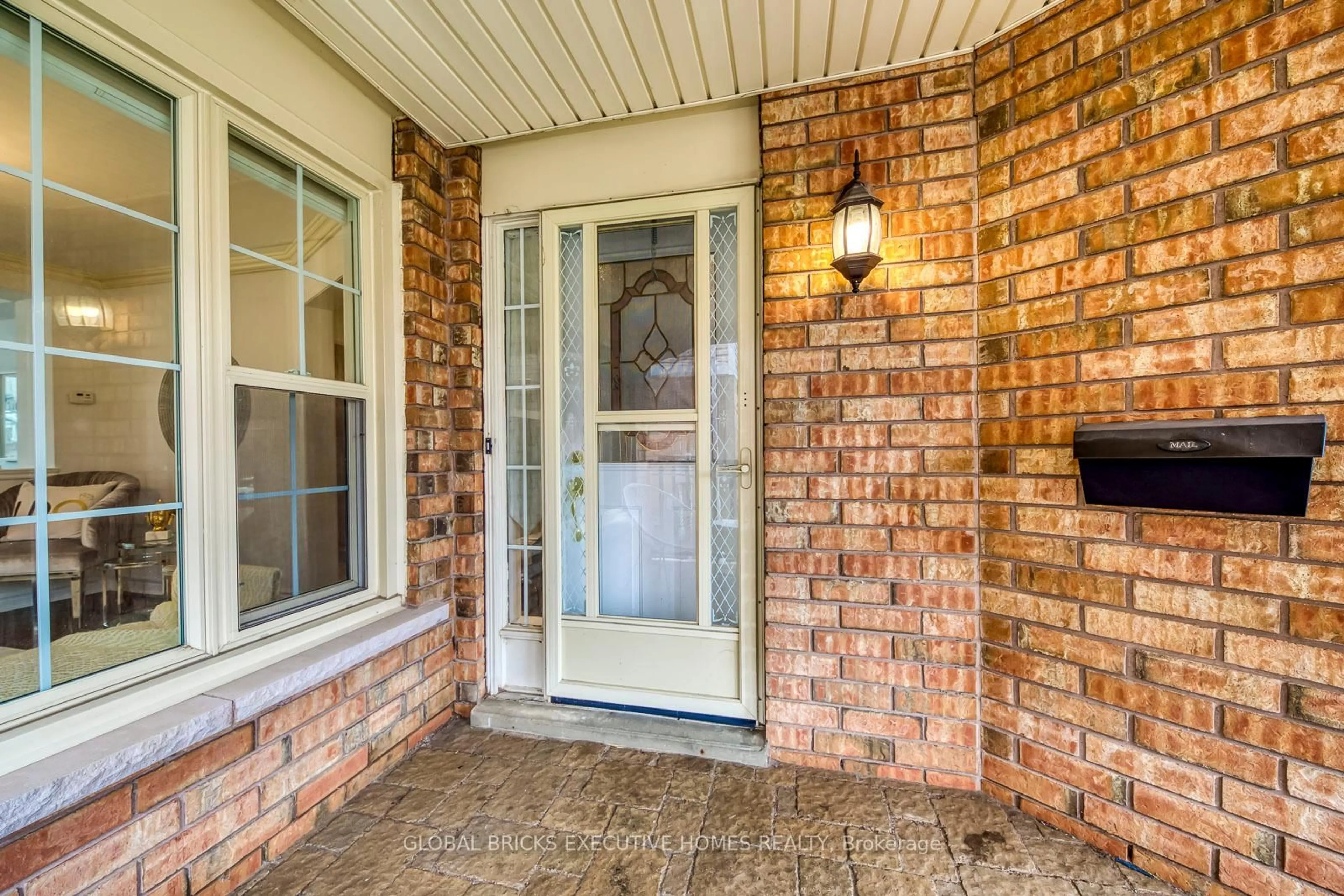 Indoor entryway for 5690 Wells Pl, Mississauga Ontario L5M 5T6