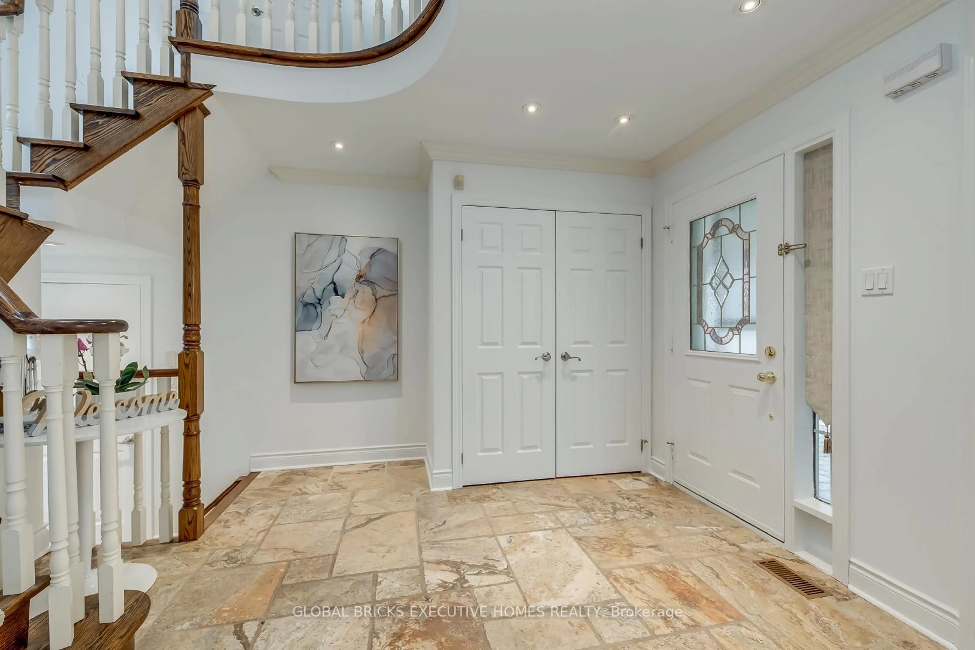 Indoor entryway for 5690 Wells Pl, Mississauga Ontario L5M 5T6