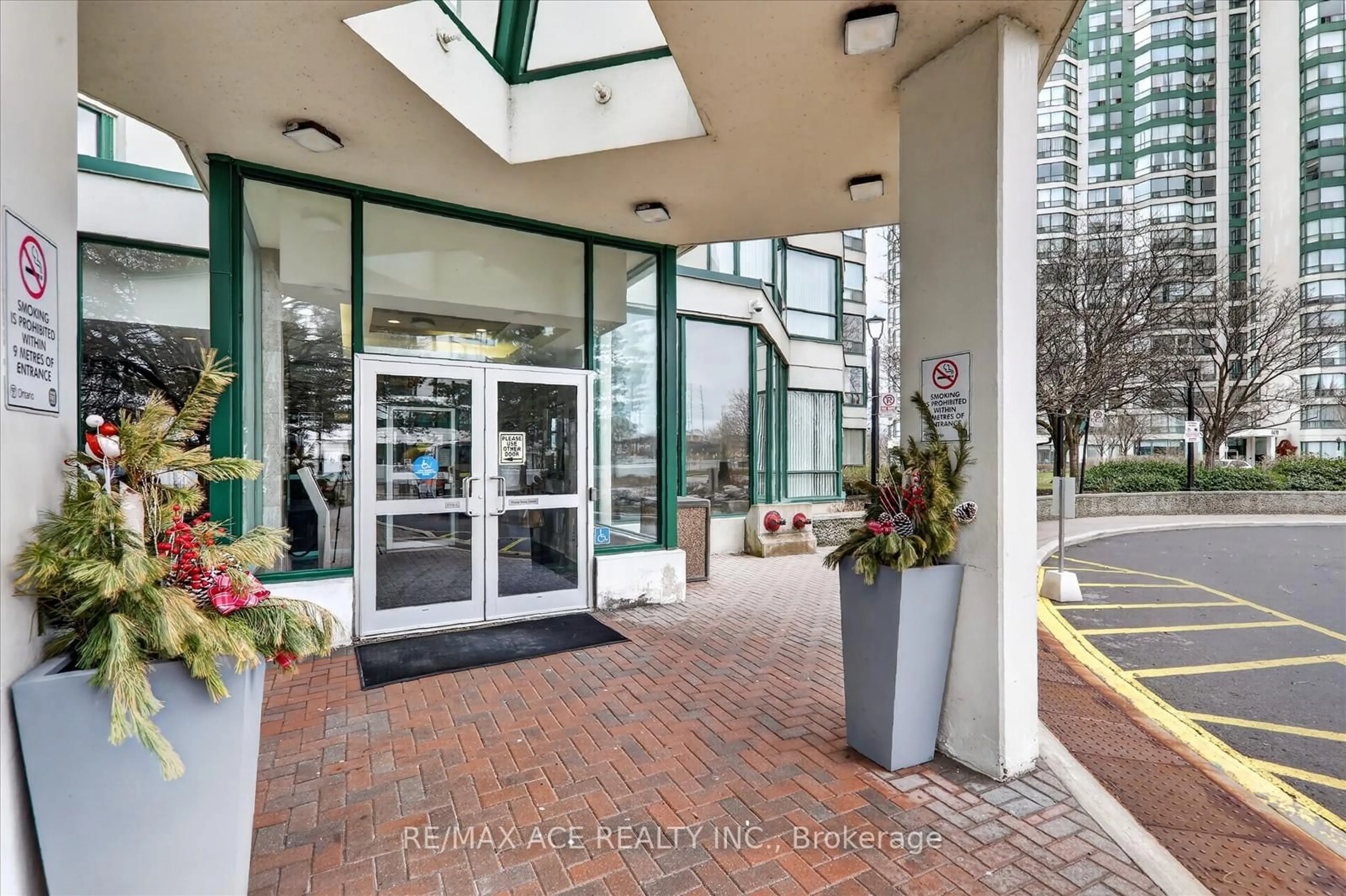 Indoor foyer for 4460 Tucana Crt #1202, Mississauga Ontario L5R 3K9