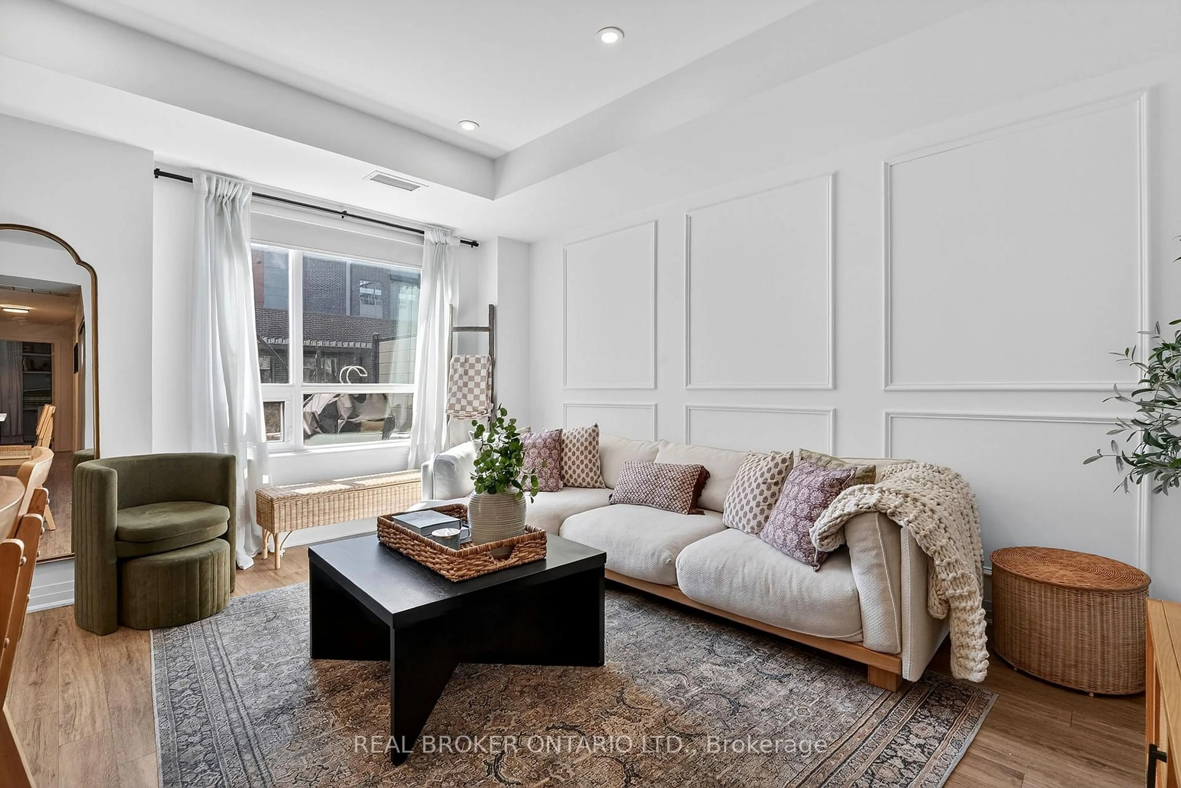 Living room with furniture, unknown for 1238 Cawthra Rd #9, Mississauga Ontario L5G 4K7