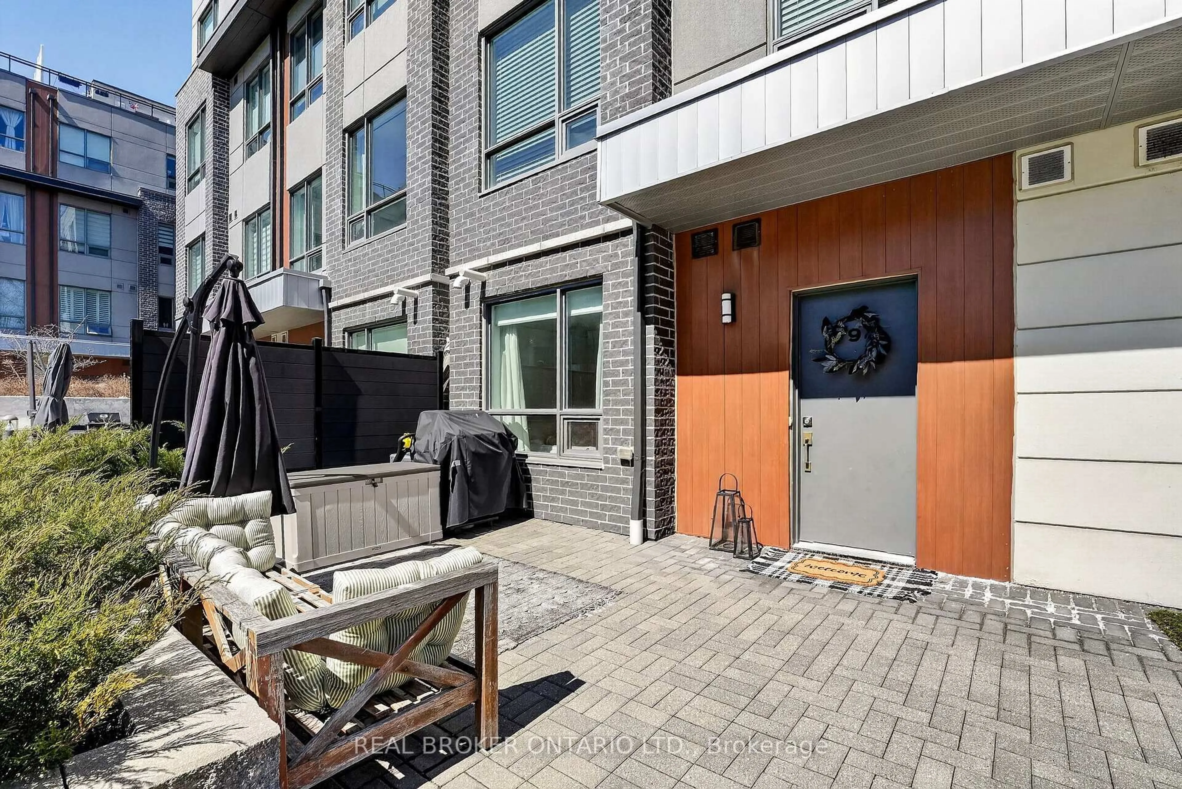 Patio, street for 1238 Cawthra Rd #9, Mississauga Ontario L5G 4K7