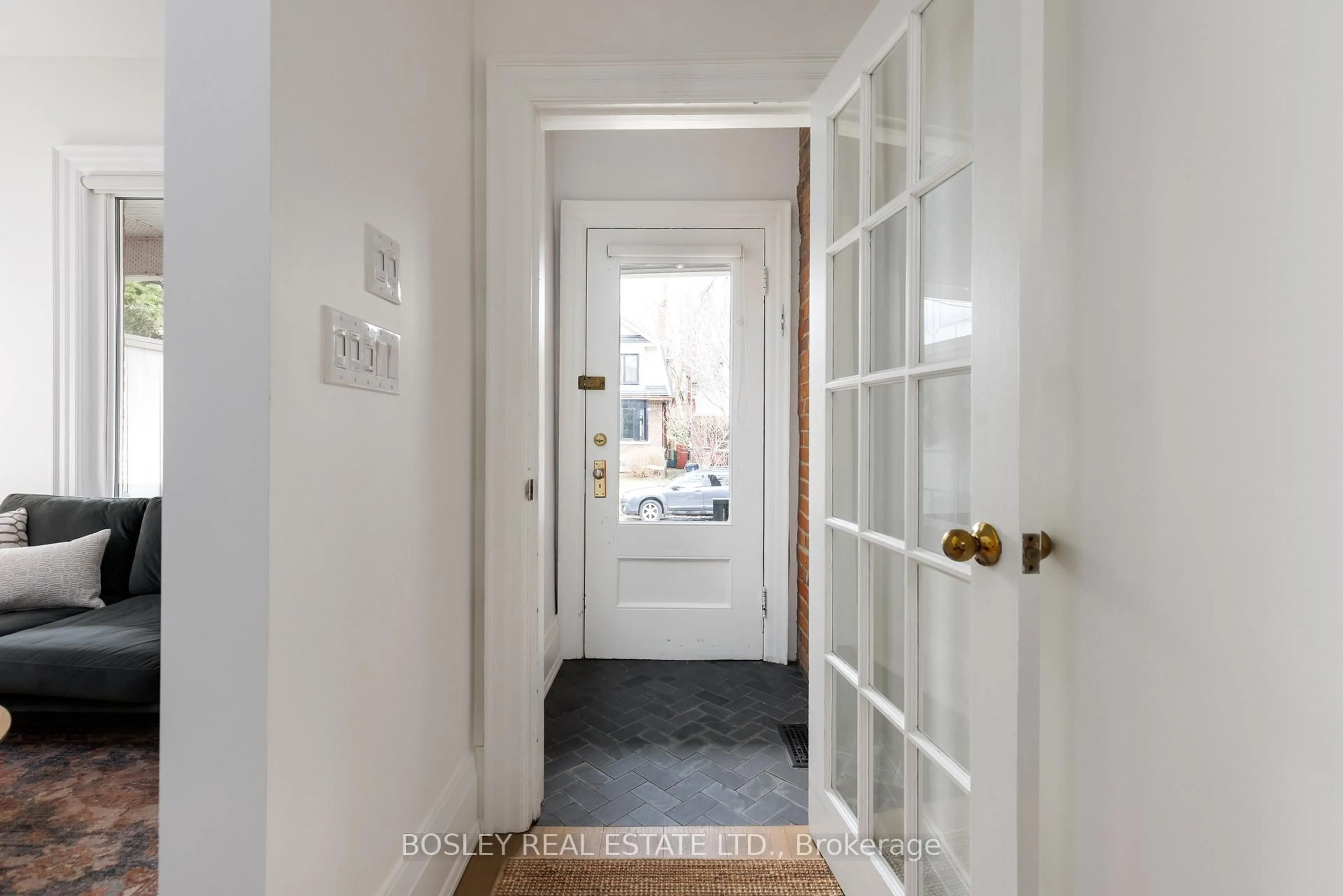 Indoor entryway for 140 Garden Ave, Toronto Ontario M6R 1H7