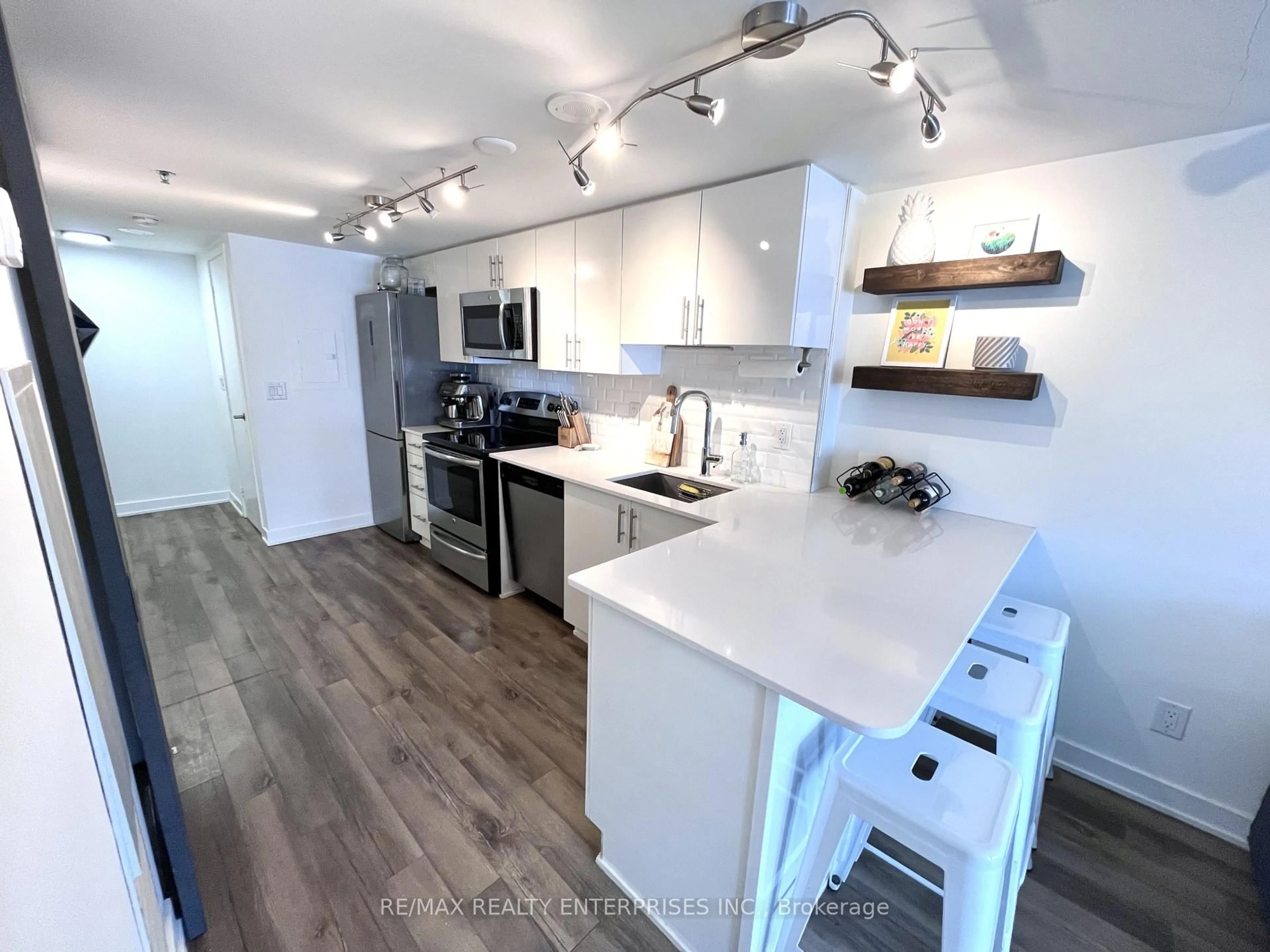 Open concept kitchen, unknown for 11 Superior Ave #TH1, Toronto Ontario M8V 0A7