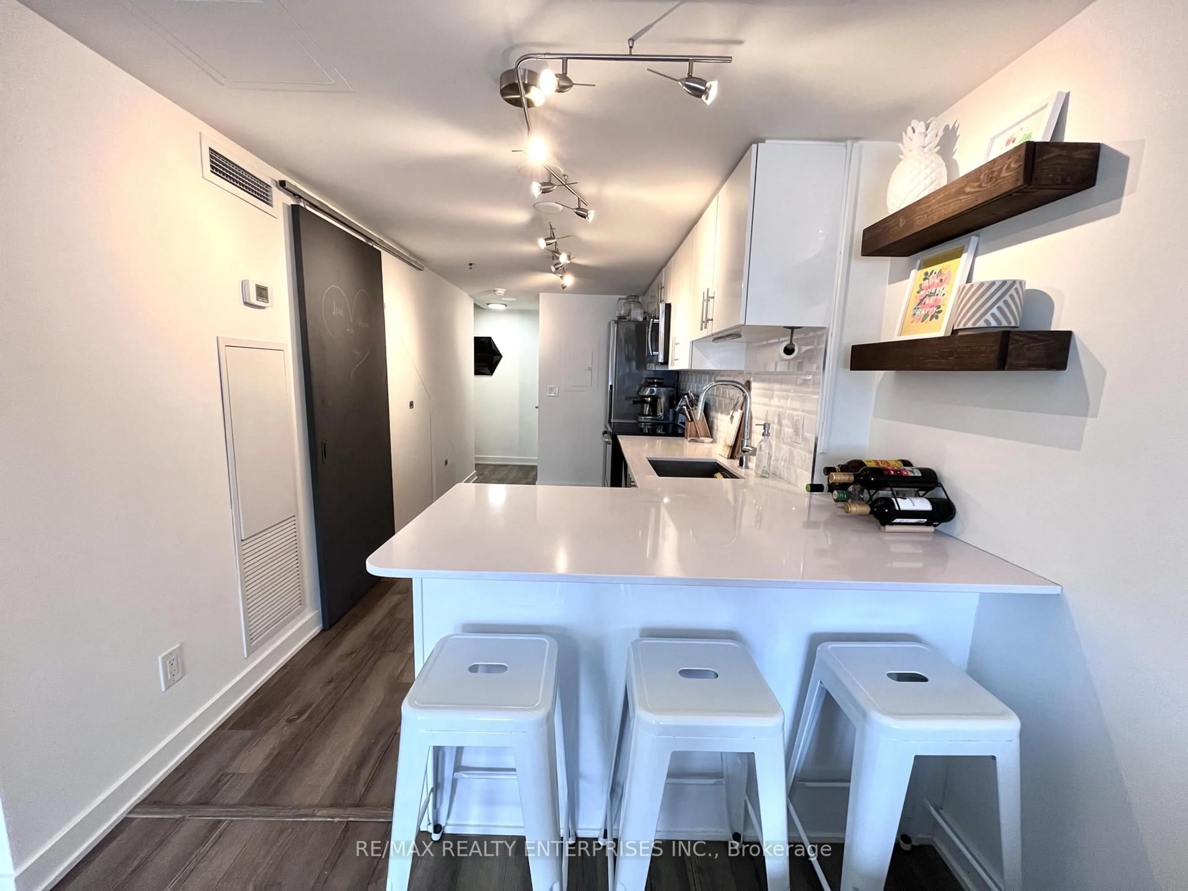 Open concept kitchen, wood/laminate floor for 11 Superior Ave #TH1, Toronto Ontario M8V 0A7