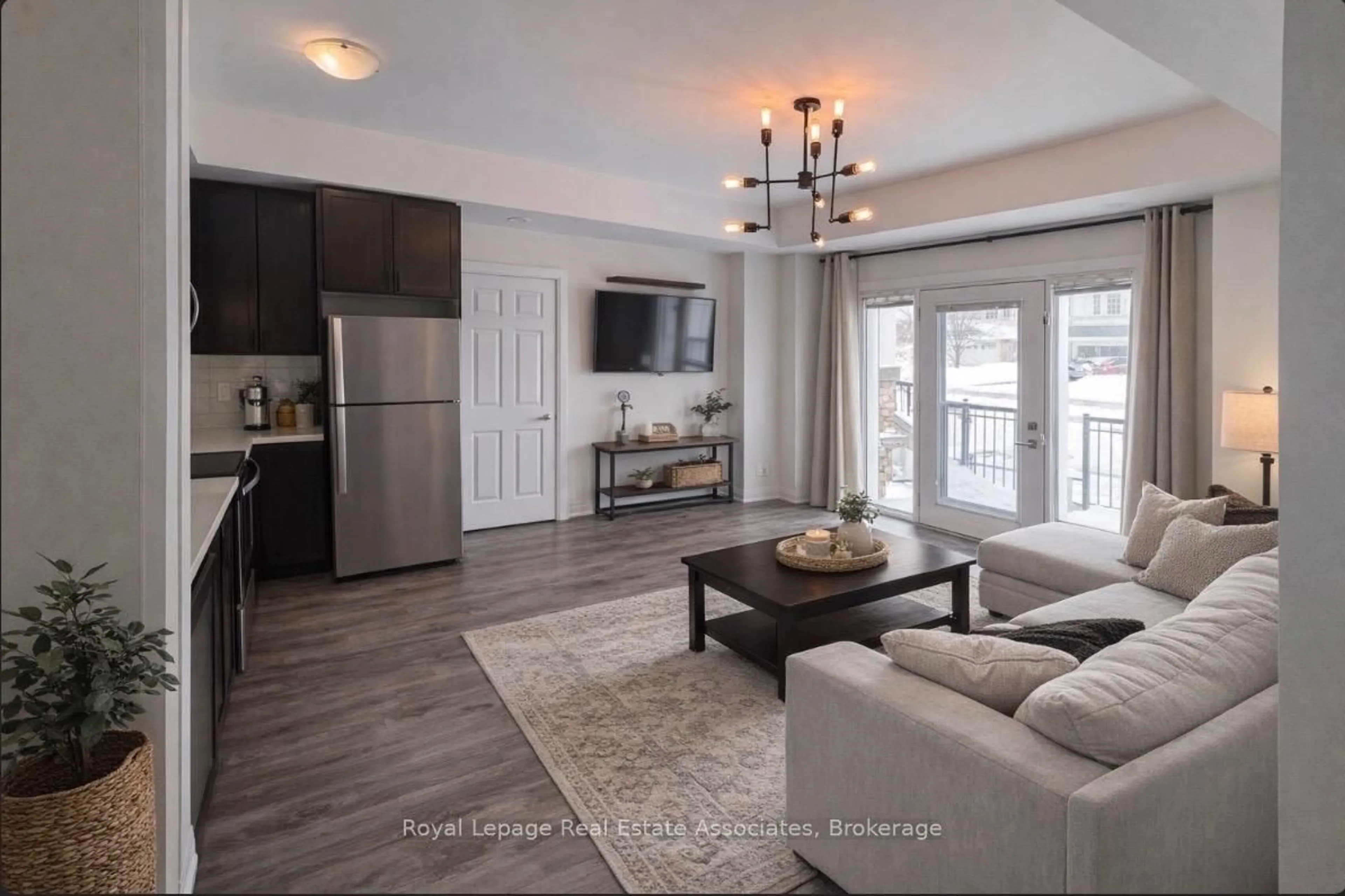 Living room with furniture, wood/laminate floor for 250 Sunny Meadow Blvd #19, Brampton Ontario L6R 3Y6