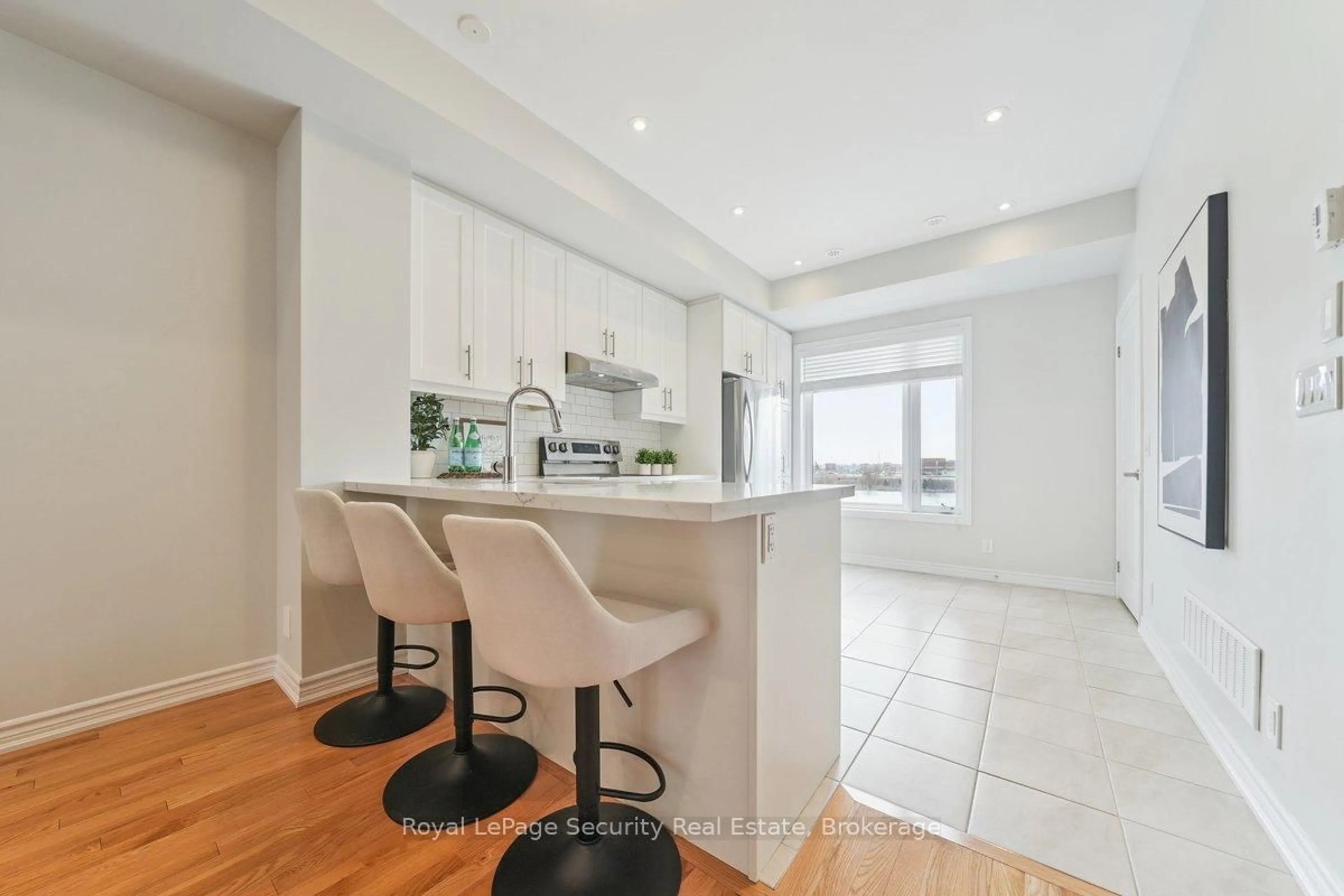 Open concept kitchen, ceramic/tile floor for 348 Wheat Boom Dr #24, Oakville Ontario L6H 3V6