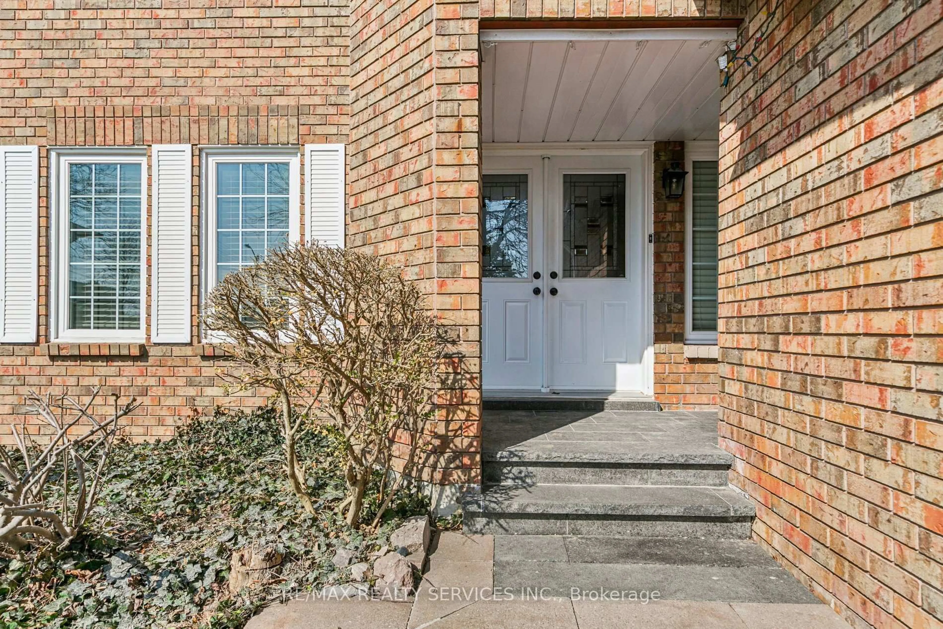 Indoor entryway for 4 Burt Dr, Brampton Ontario L6X 3H6