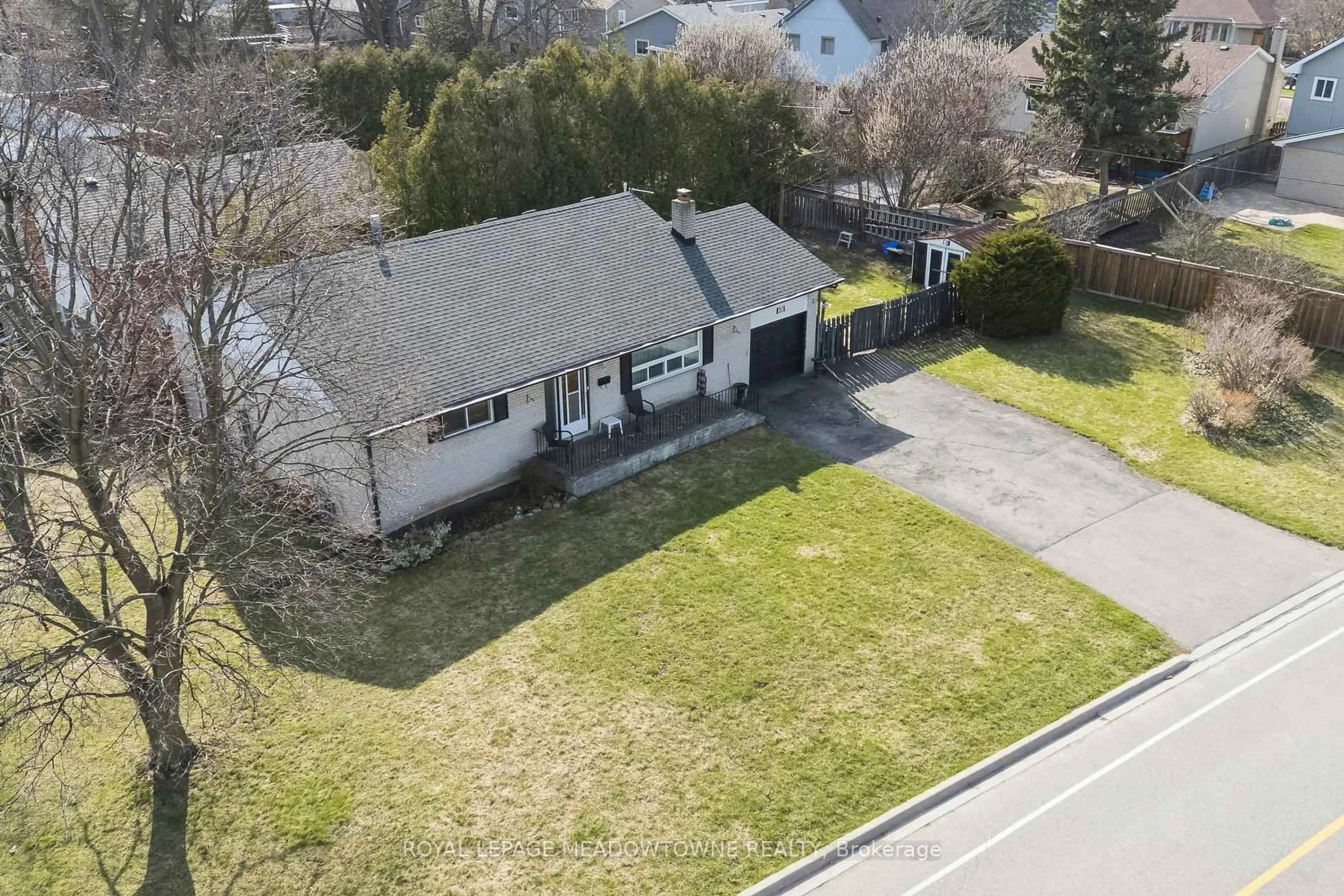 A pic from outside/outdoor area/front of a property/back of a property/a pic from drone, street for 20 Plainsman Rd, Mississauga Ontario L5N 1C6