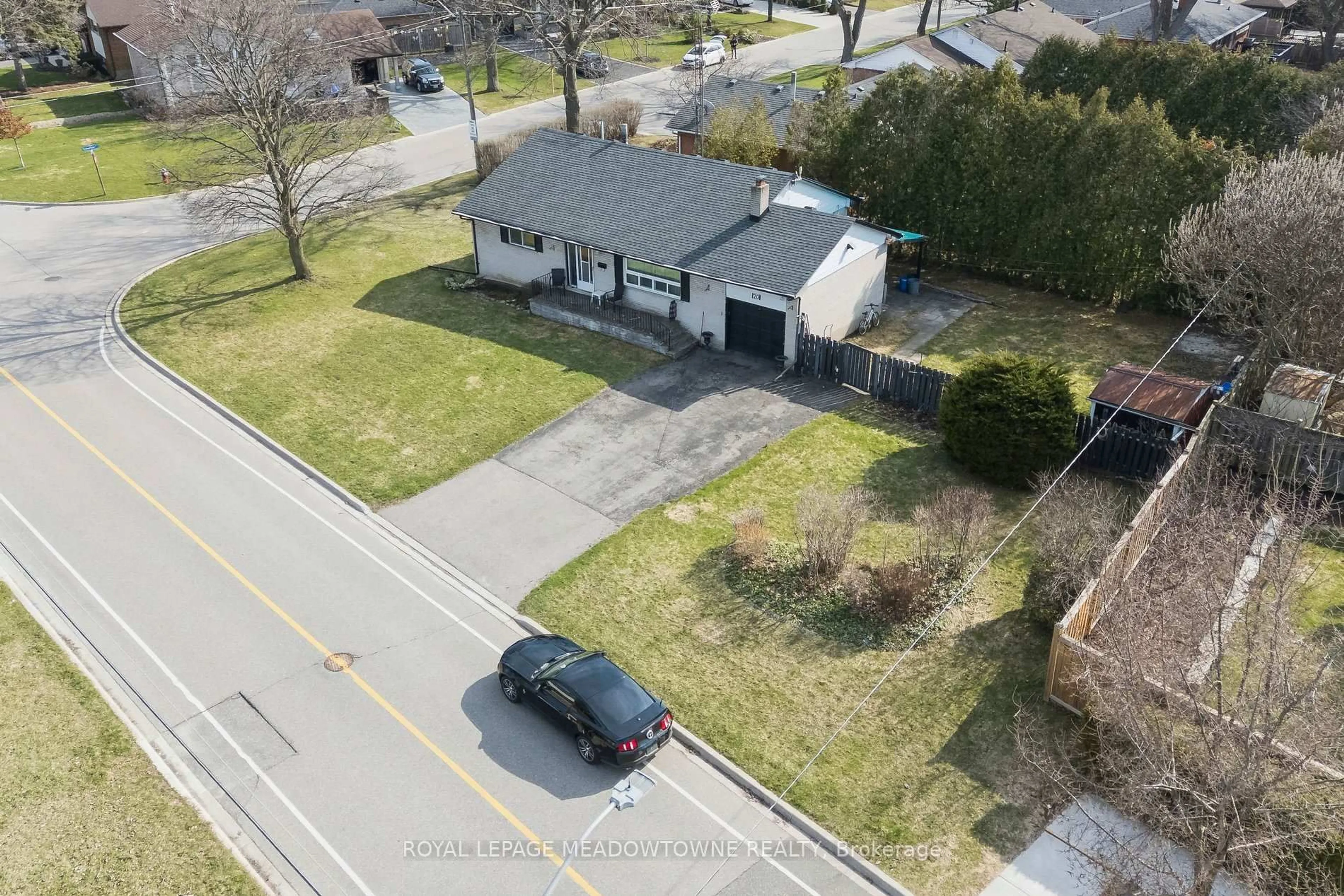 A pic from outside/outdoor area/front of a property/back of a property/a pic from drone, street for 20 Plainsman Rd, Mississauga Ontario L5N 1C6