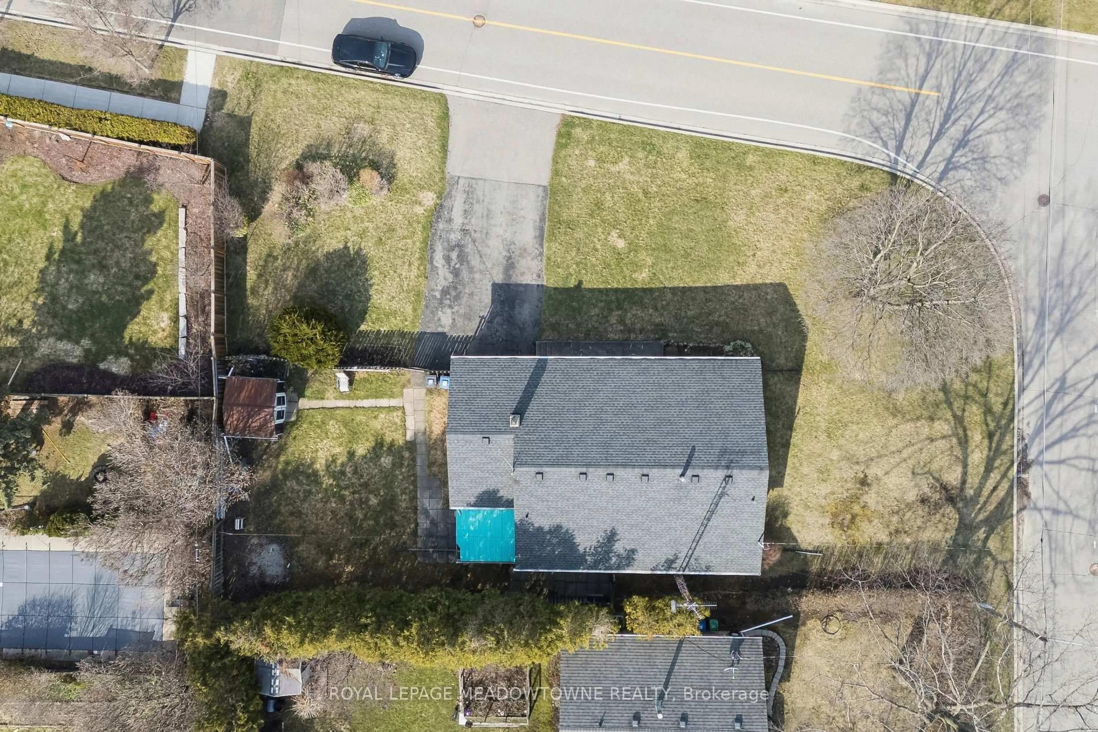 A pic from outside/outdoor area/front of a property/back of a property/a pic from drone, street for 20 Plainsman Rd, Mississauga Ontario L5N 1C6