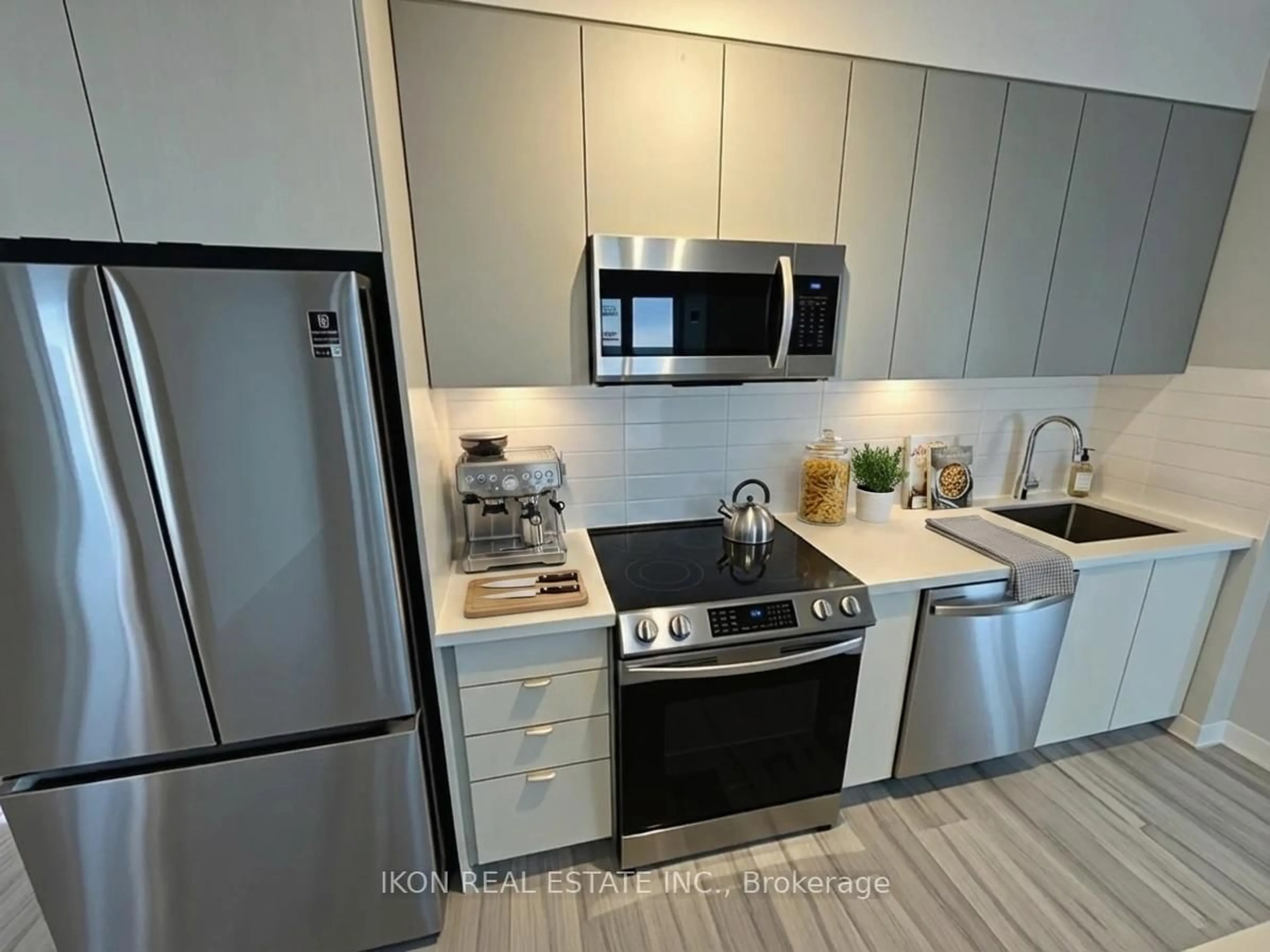 Standard kitchen, unknown for 4675 Metcalfe Ave #1804, Mississauga Ontario L5M 0Z8