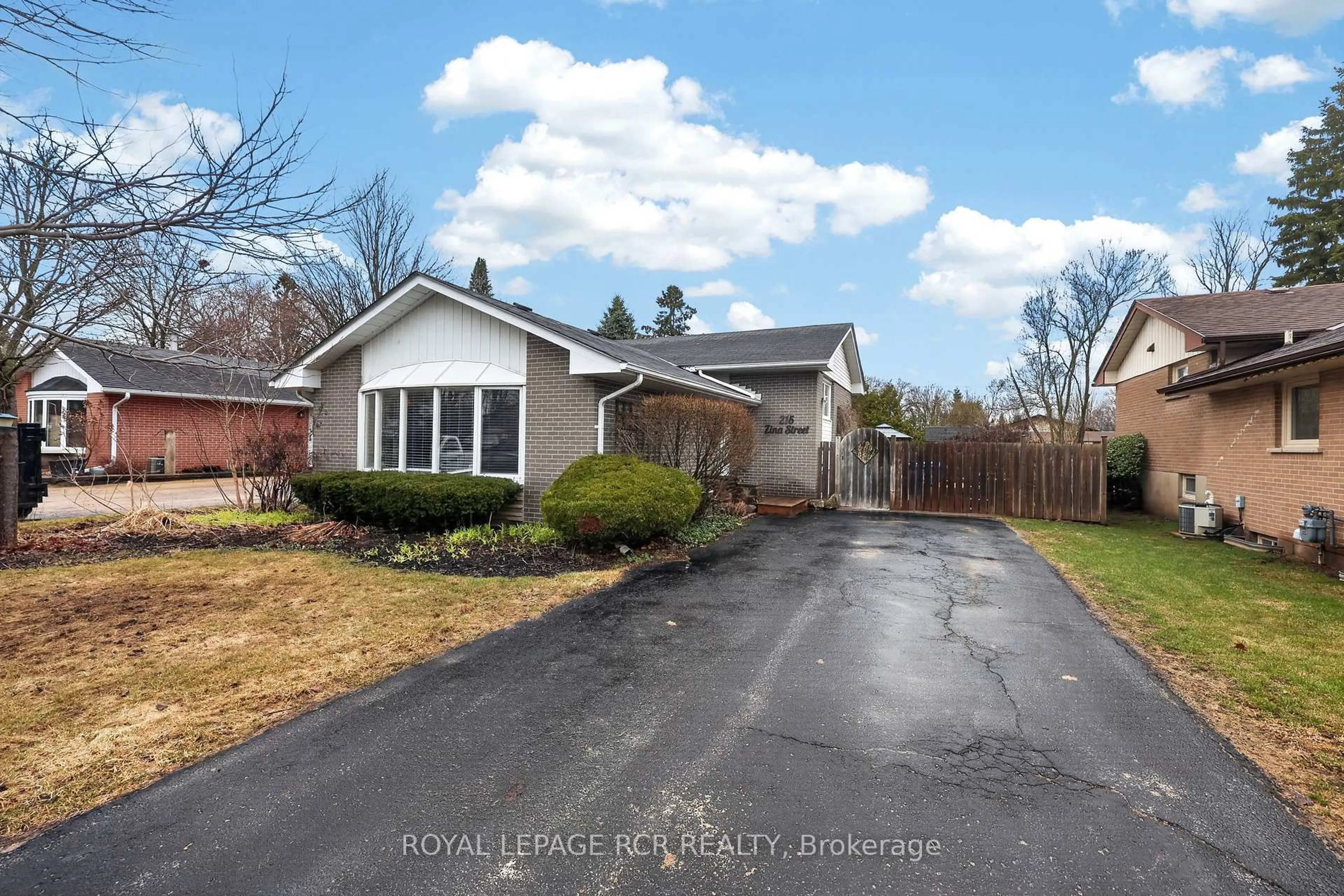 A pic from outside/outdoor area/front of a property/back of a property/a pic from drone, street for 215 Zina St, Orangeville Ontario L9W 1E9