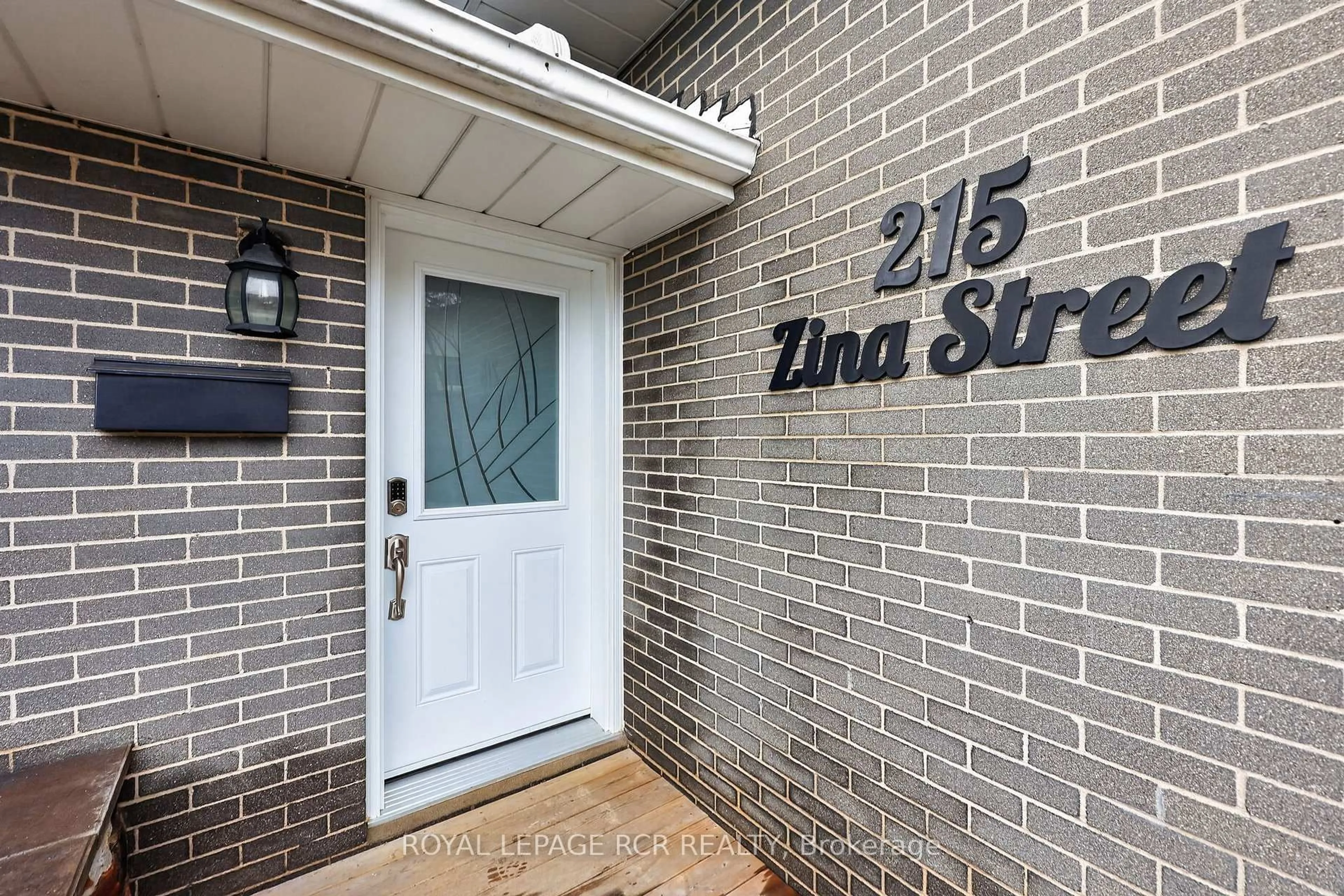 Indoor entryway for 215 Zina St, Orangeville Ontario L9W 1E9
