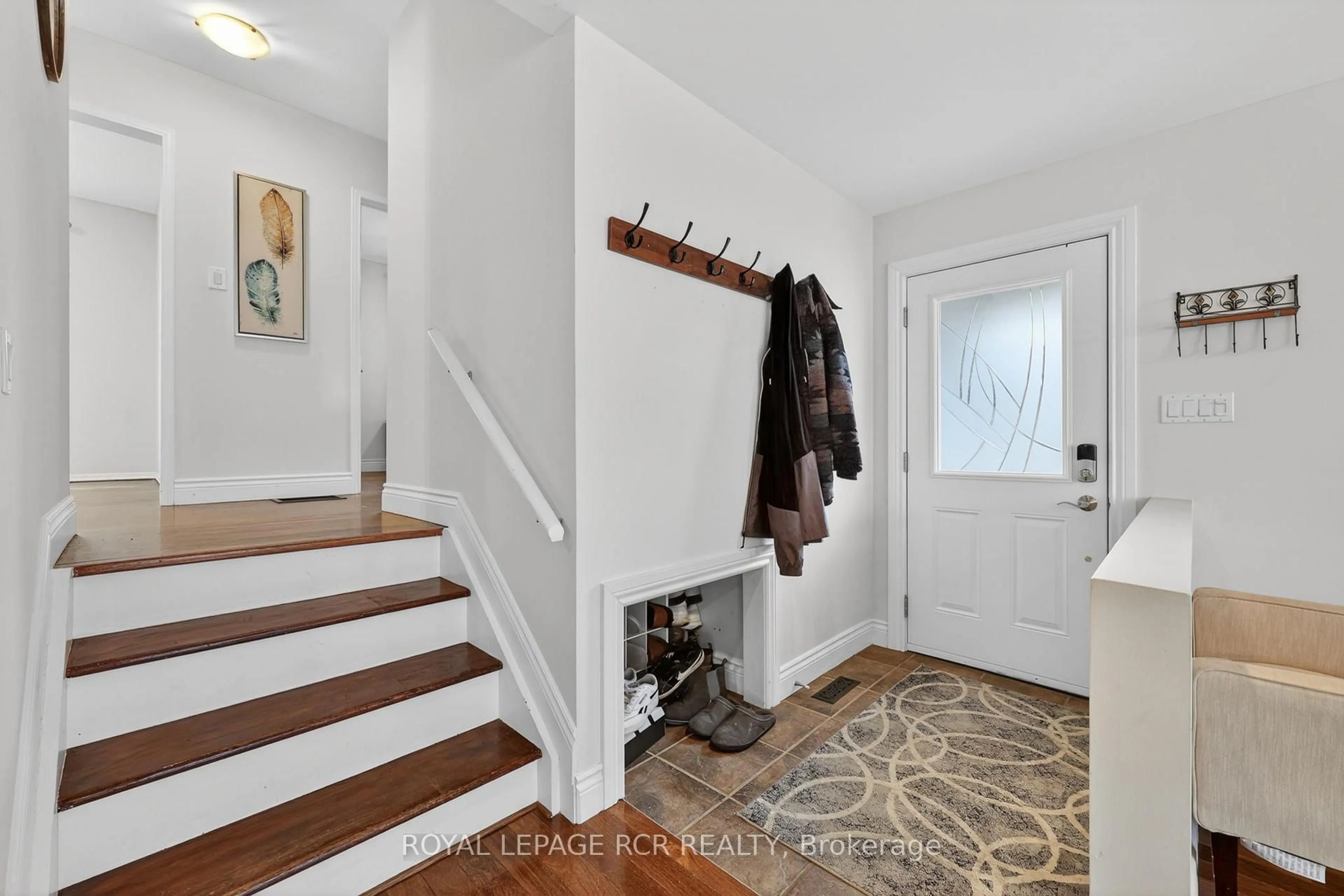Indoor entryway for 215 Zina St, Orangeville Ontario L9W 1E9