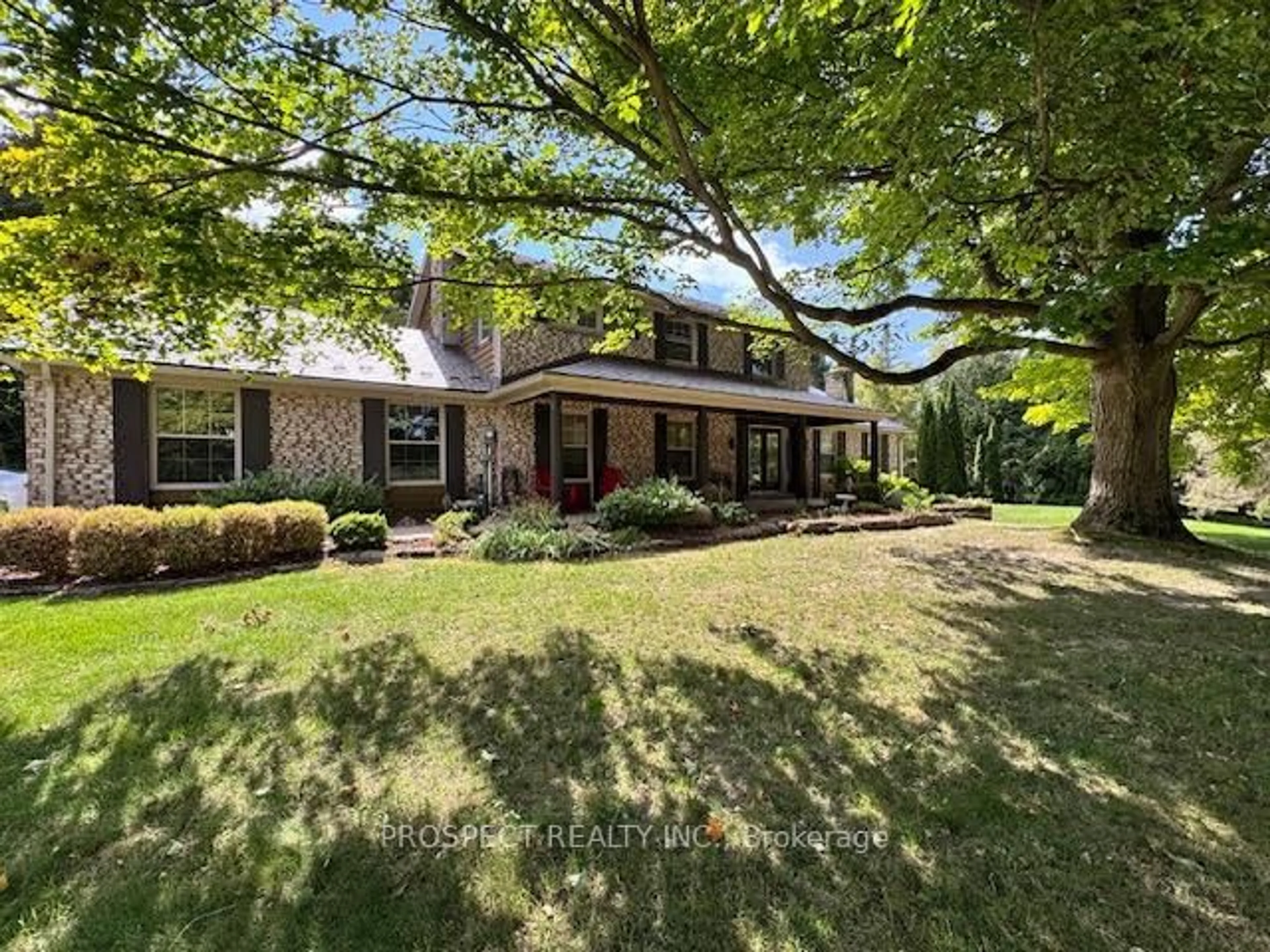 A pic from outside/outdoor area/front of a property/back of a property/a pic from drone, street for 33 Gibson Lake Dr, Caledon Ontario L7E 4B3