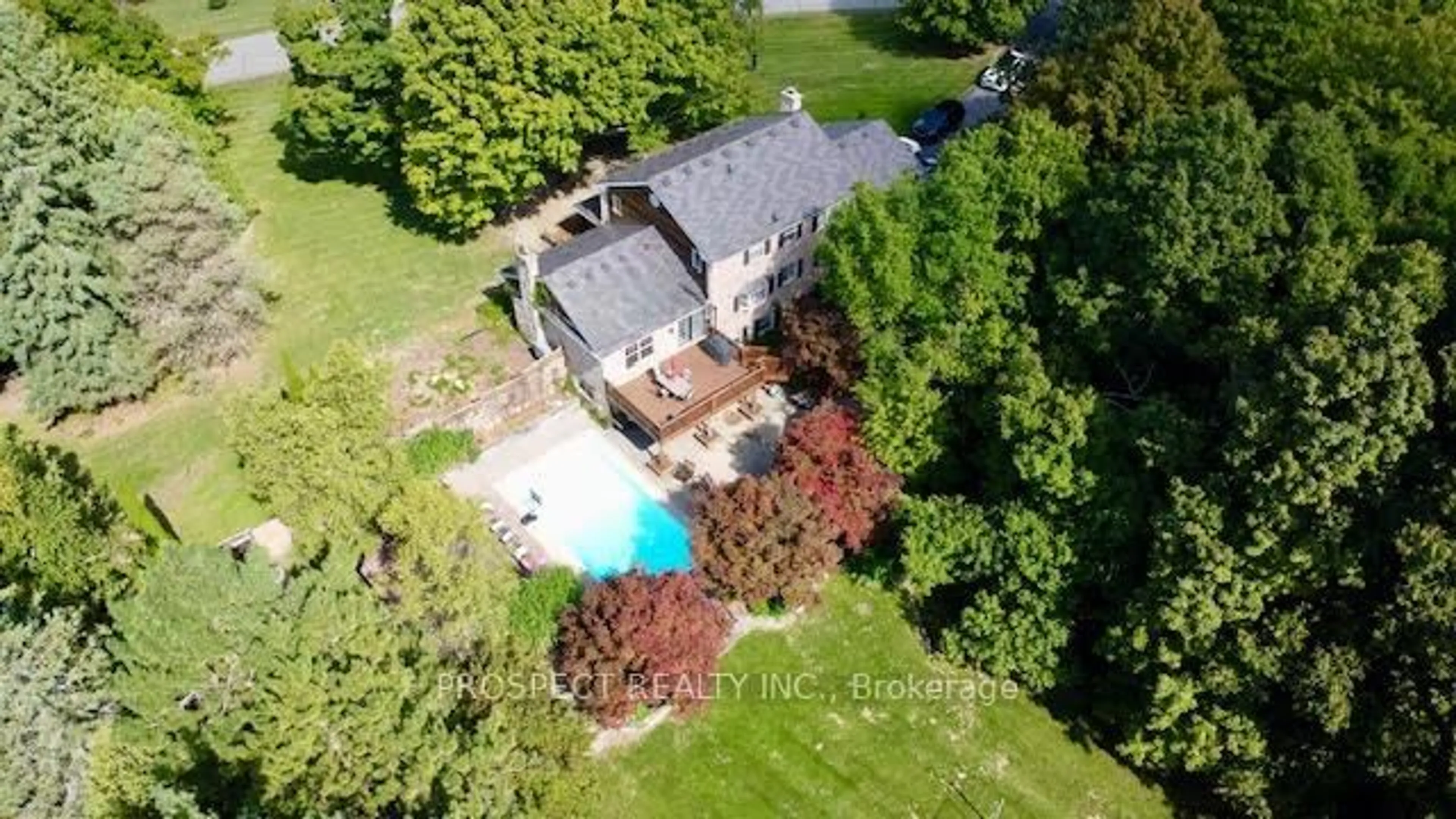 A pic from outside/outdoor area/front of a property/back of a property/a pic from drone, unknown for 33 Gibson Lake Dr, Caledon Ontario L7E 4B3