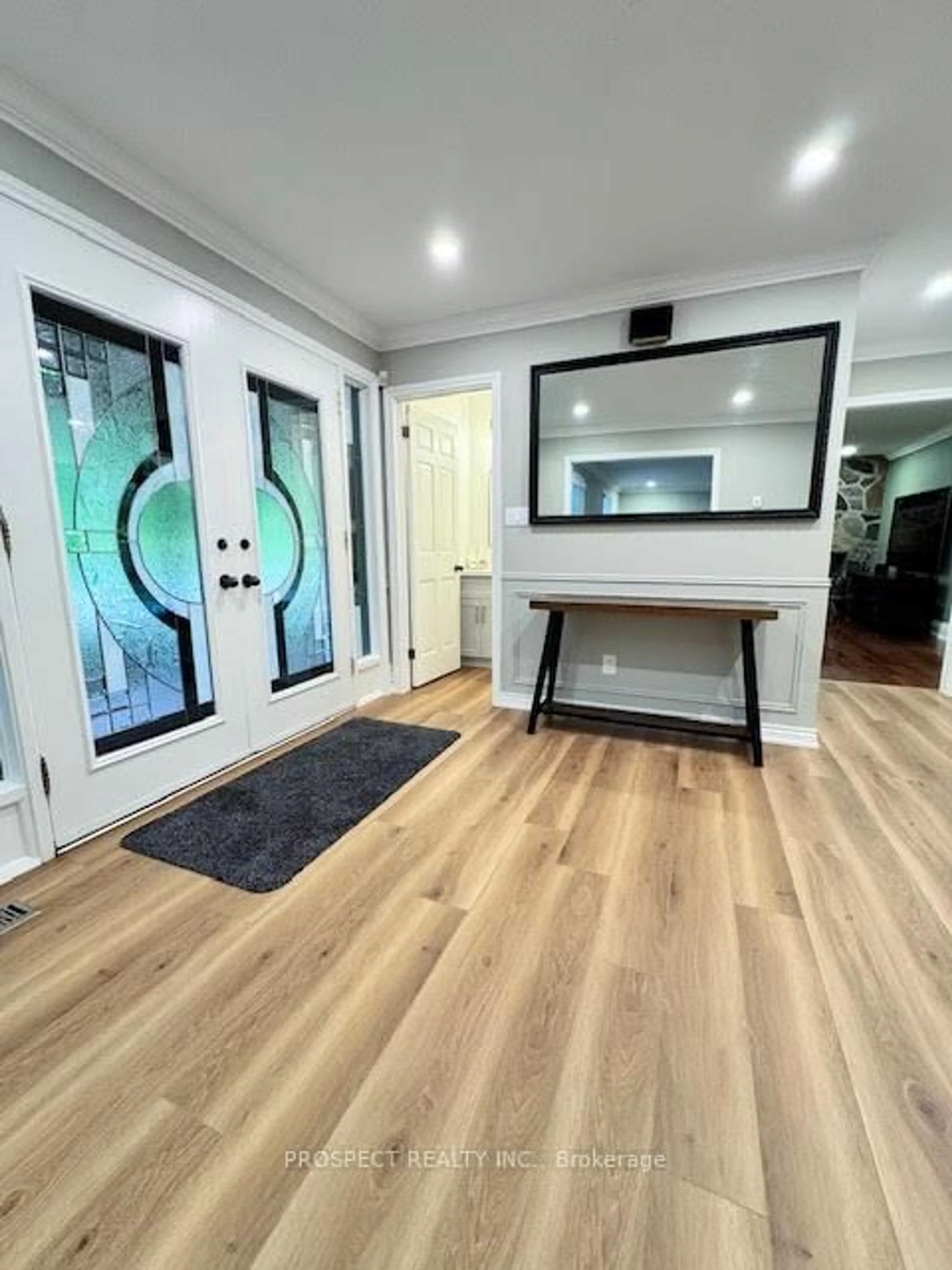 Indoor entryway for 33 Gibson Lake Dr, Caledon Ontario L7E 4B3