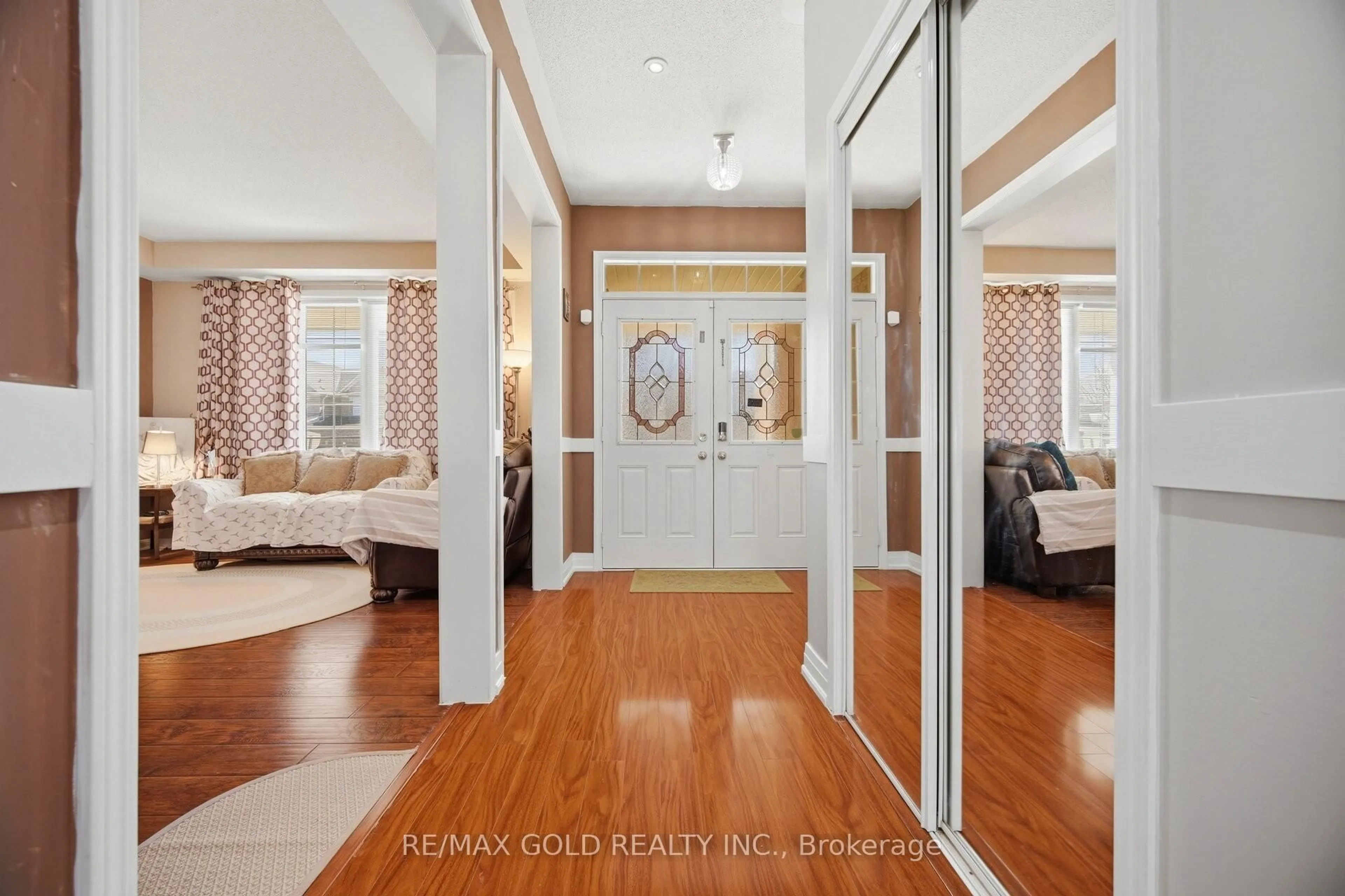 Indoor entryway for 28 Latania Blvd, Brampton Ontario L6P 1S9