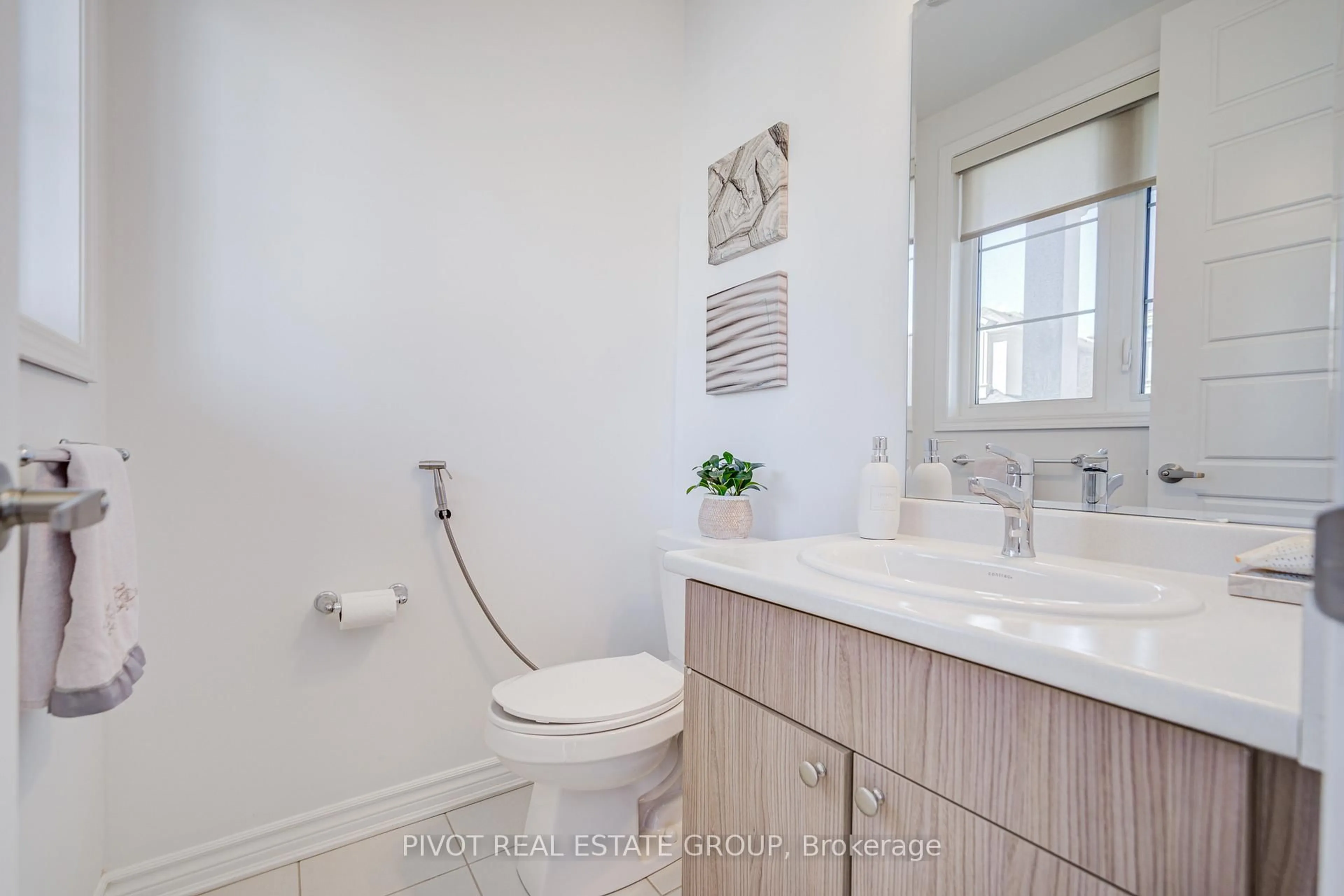 Contemporary bathroom, ceramic/tile floor for 1226 Muskoka Hts, Milton Ontario L9E 1Y6