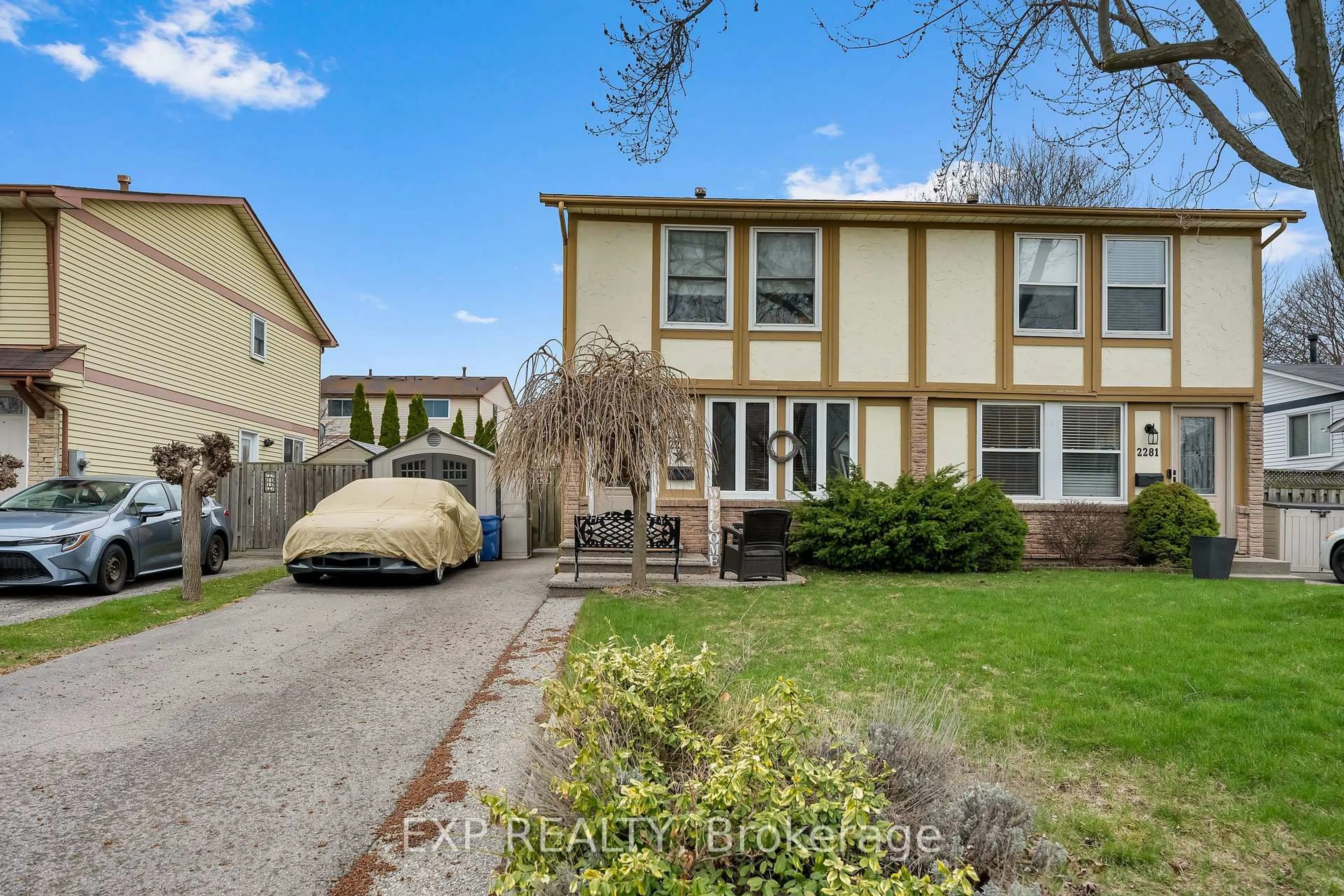 A pic from outside/outdoor area/front of a property/back of a property/a pic from drone, street for 2279 Melissa Cres, Burlington Ontario L7P 3T5