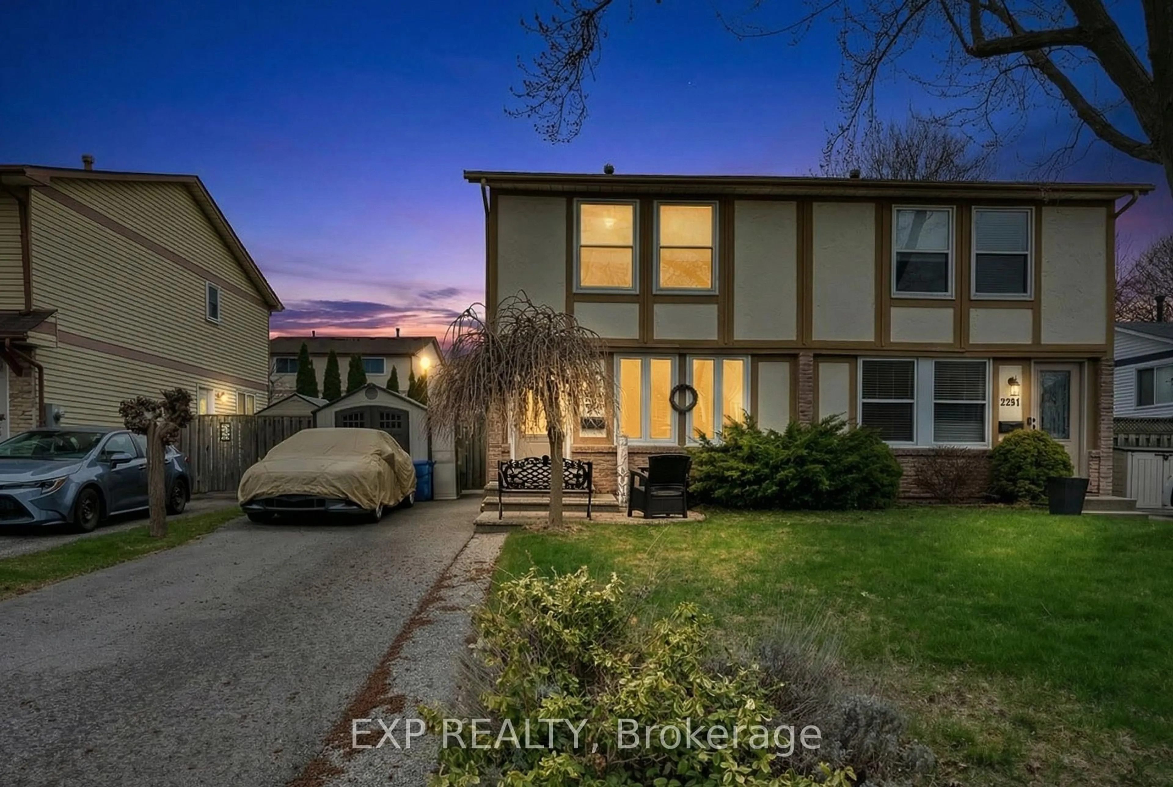 A pic from outside/outdoor area/front of a property/back of a property/a pic from drone, street for 2279 Melissa Cres, Burlington Ontario L7P 3T5