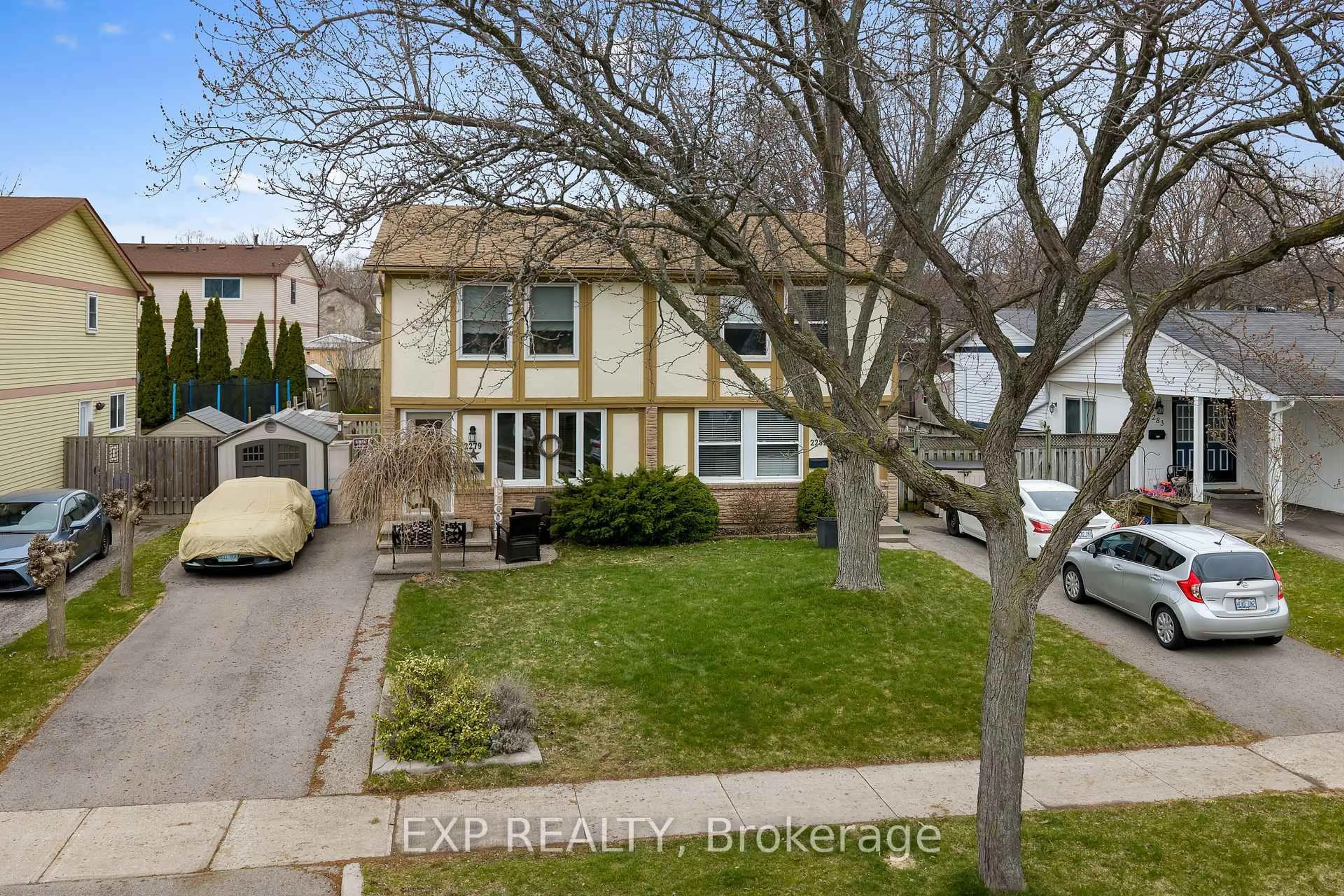 A pic from outside/outdoor area/front of a property/back of a property/a pic from drone, street for 2279 Melissa Cres, Burlington Ontario L7P 3T5