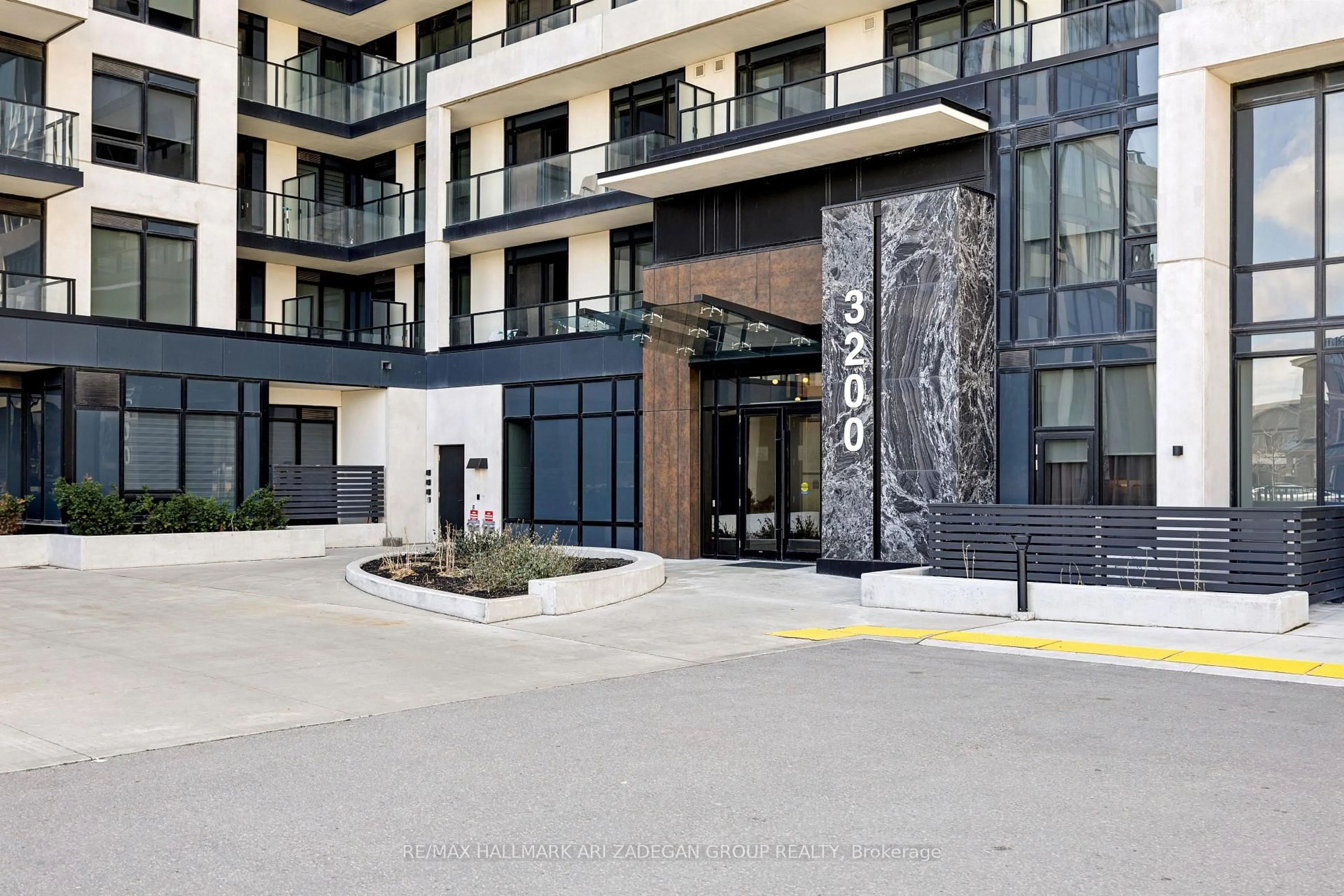 Indoor foyer for 3200 William Coltson Ave #1302, Oakville Ontario L6H 7W6