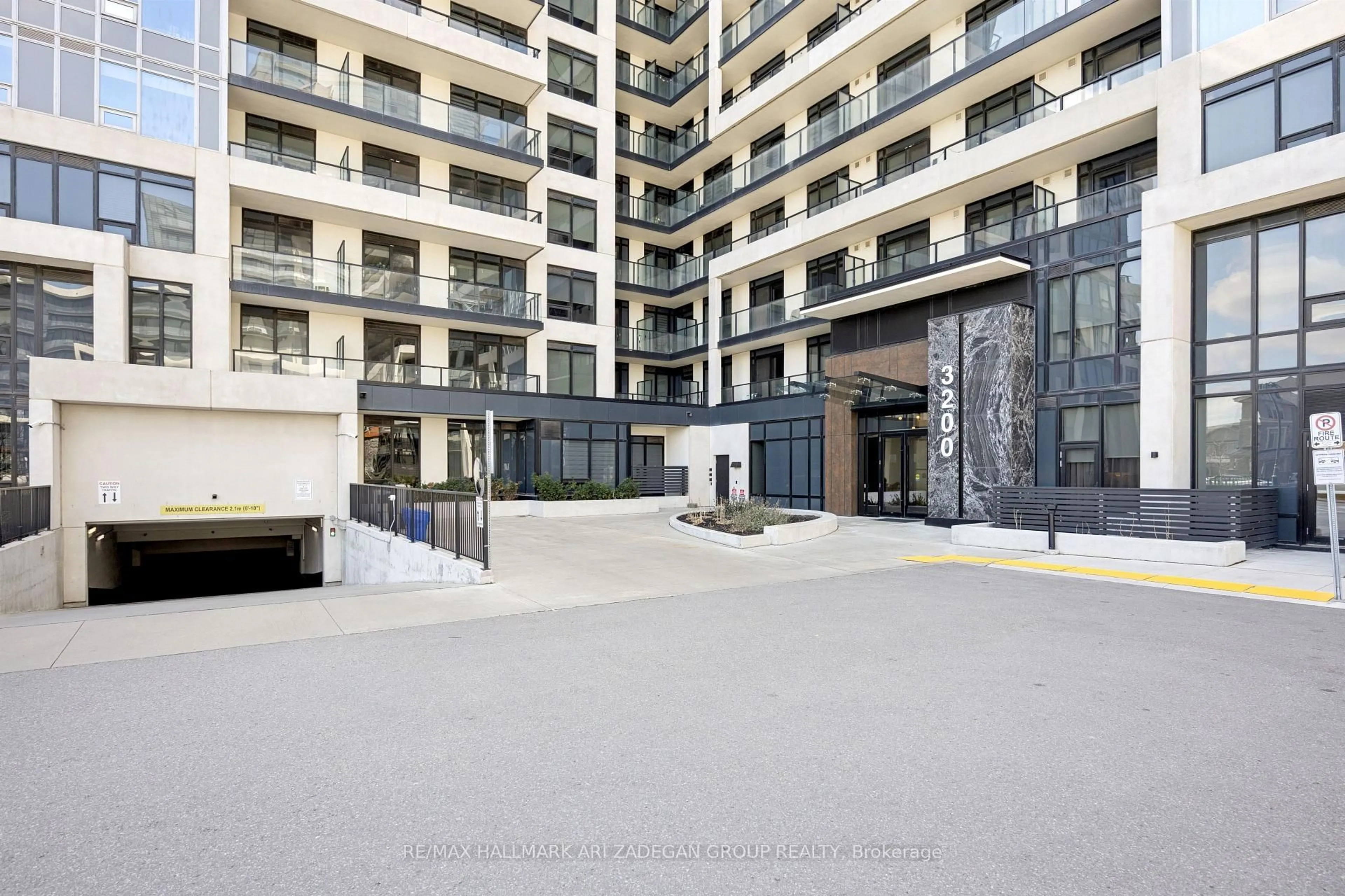 Indoor foyer for 3200 William Coltson Ave #1302, Oakville Ontario L6H 7W6