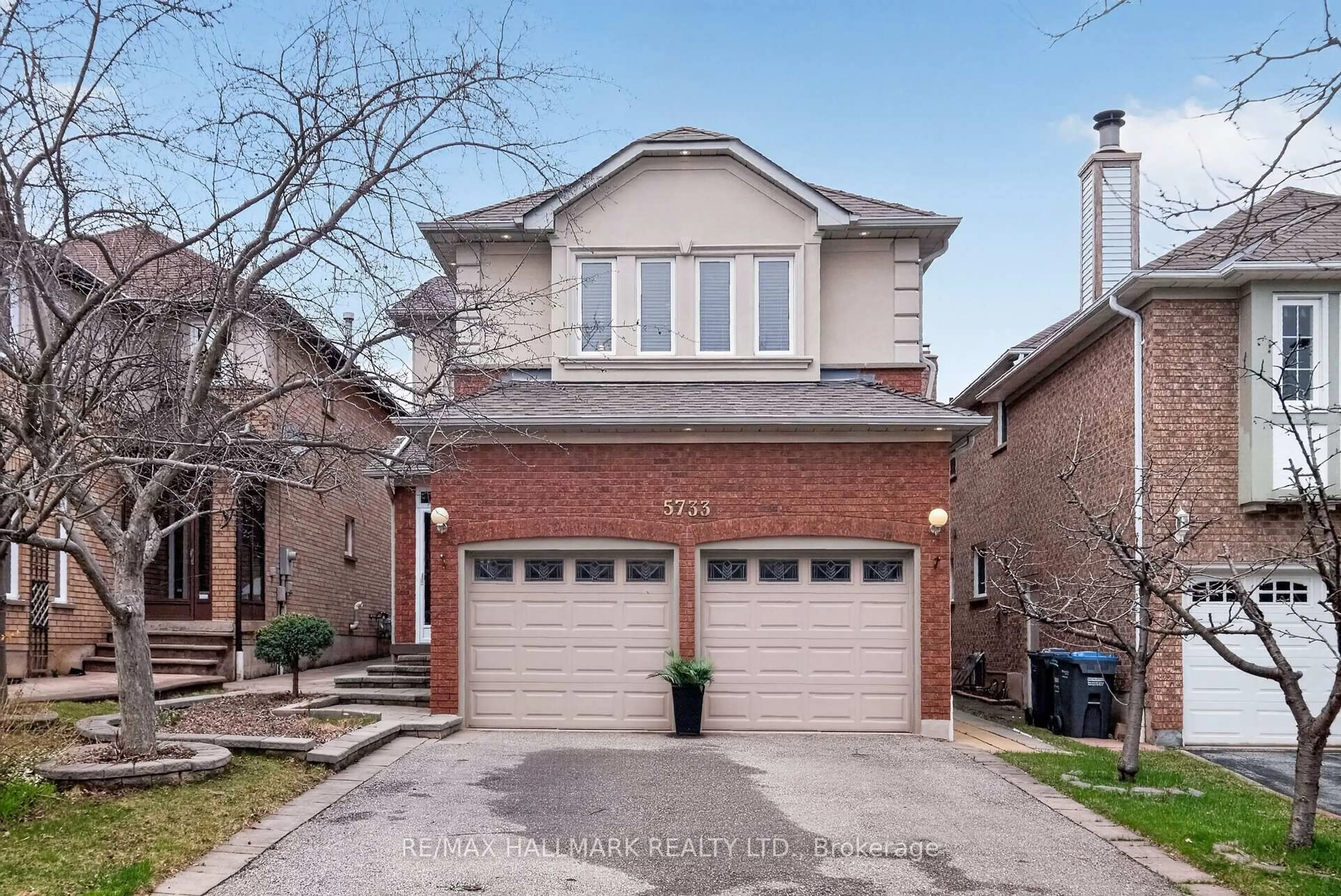 Home with brick exterior material, street for 5733 Tayside Cres, Mississauga Ontario L5M 5J4