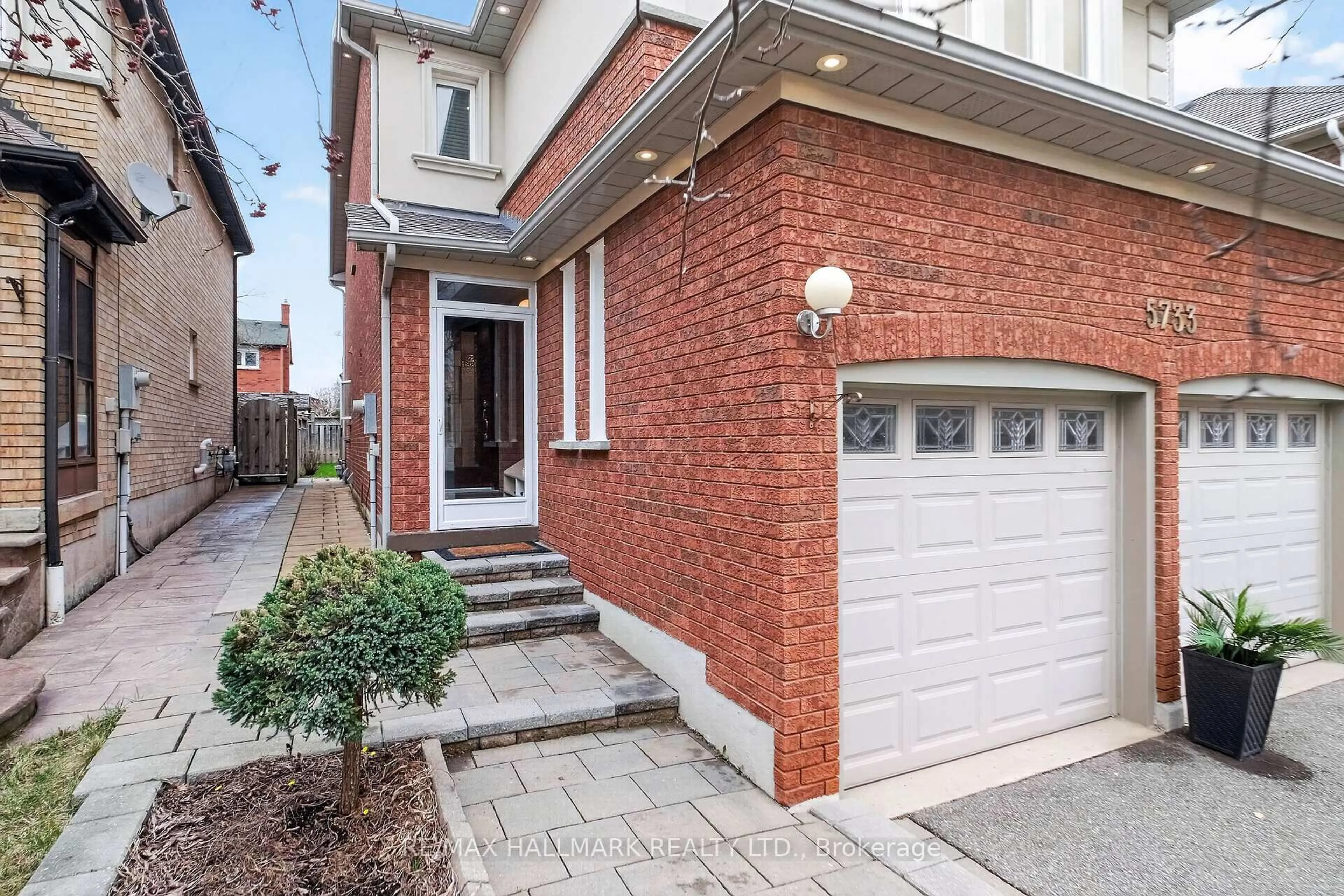 Home with brick exterior material, street for 5733 Tayside Cres, Mississauga Ontario L5M 5J4
