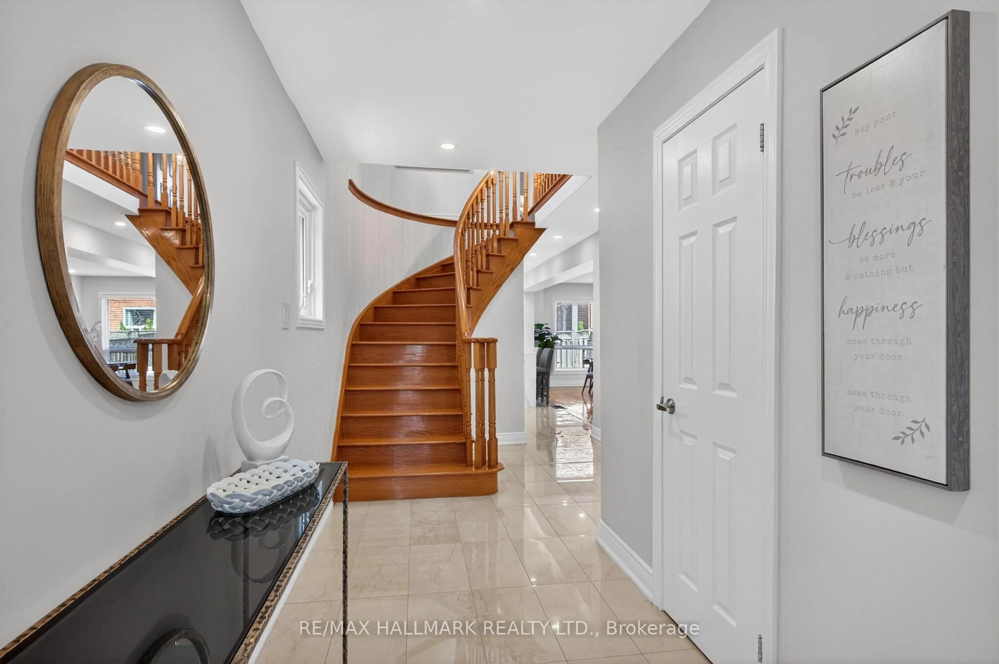 Indoor entryway for 5733 Tayside Cres, Mississauga Ontario L5M 5J4