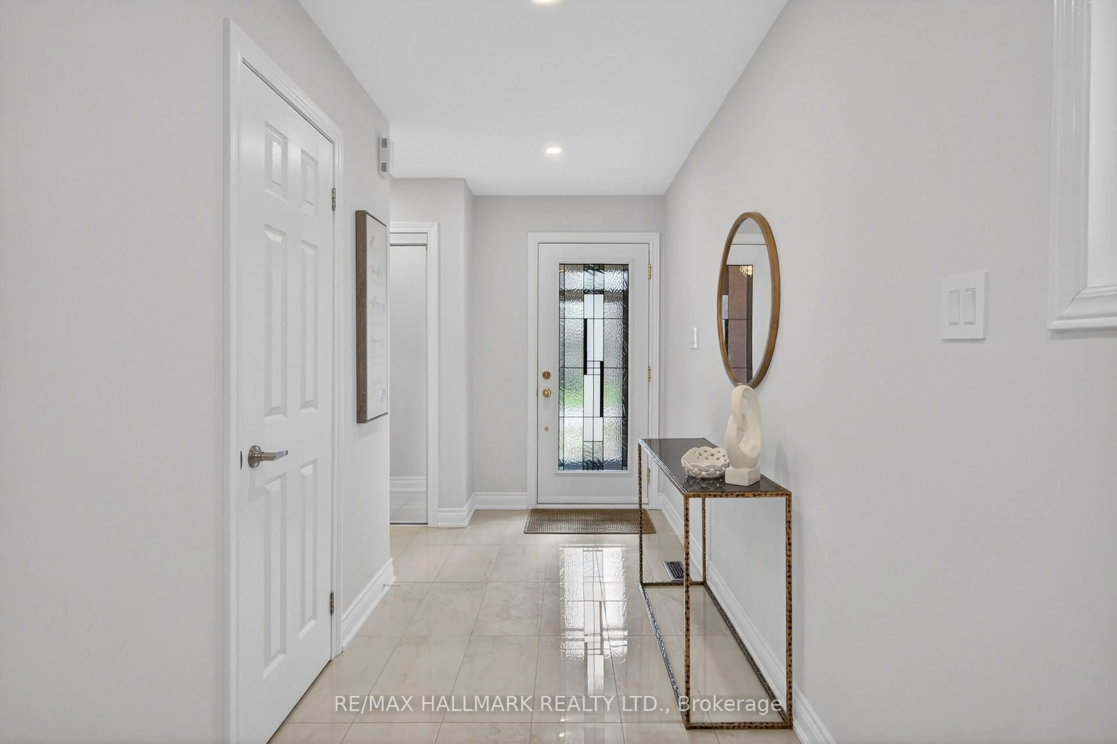 Indoor entryway for 5733 Tayside Cres, Mississauga Ontario L5M 5J4