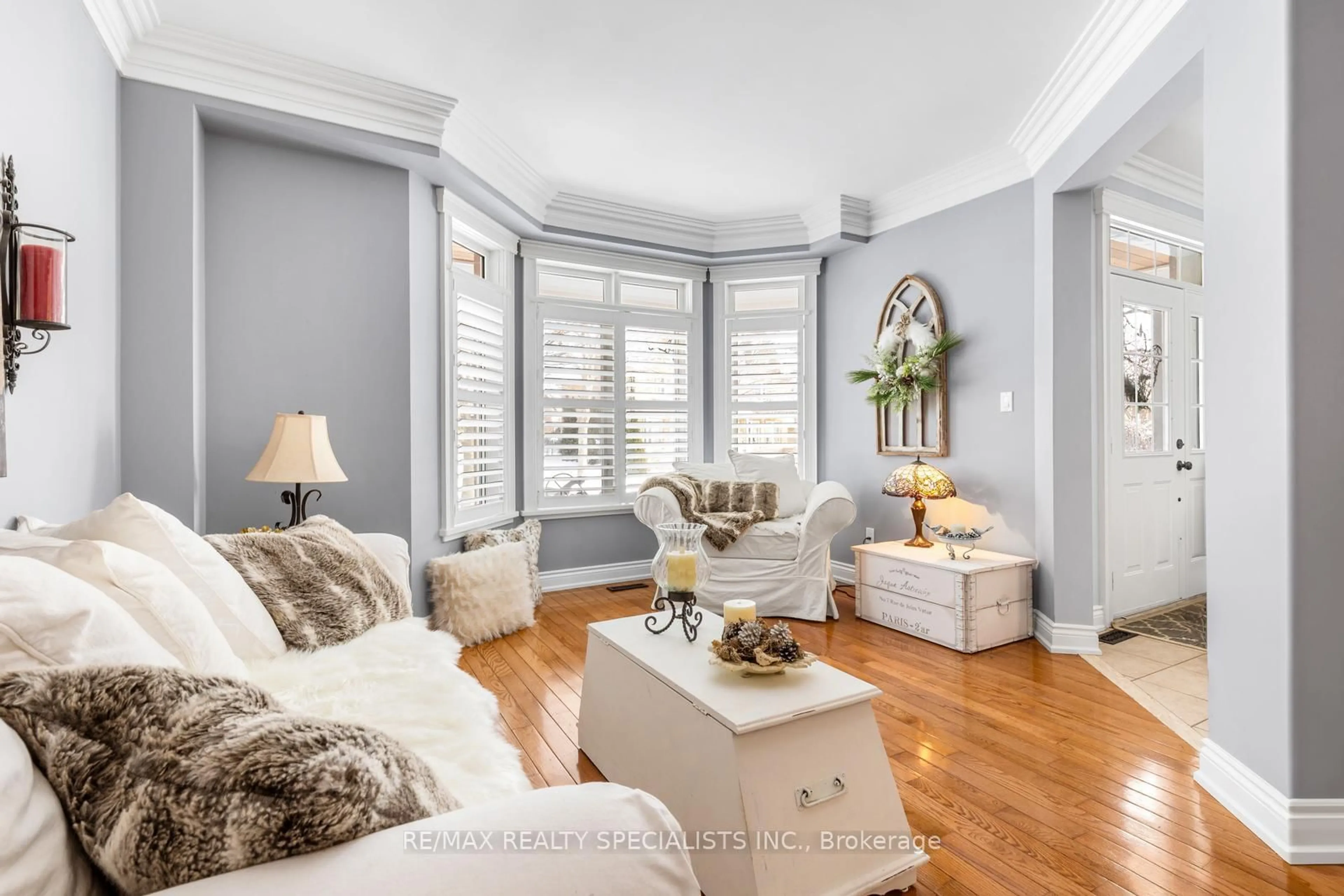 Living room with furniture, unknown for 7076 Gillespie Lane, Mississauga Ontario L5W 1E8