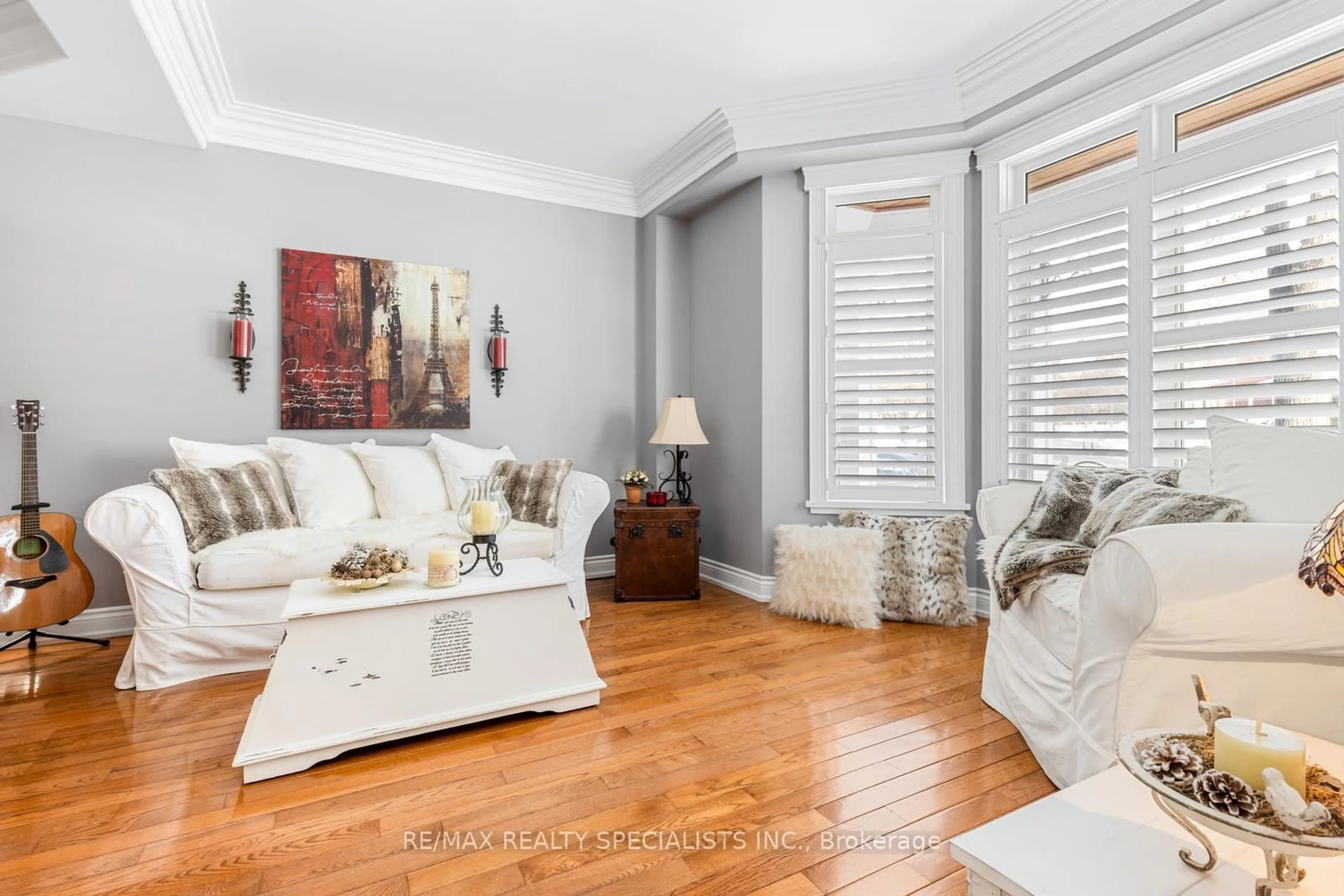 Living room with furniture, unknown for 7076 Gillespie Lane, Mississauga Ontario L5W 1E8