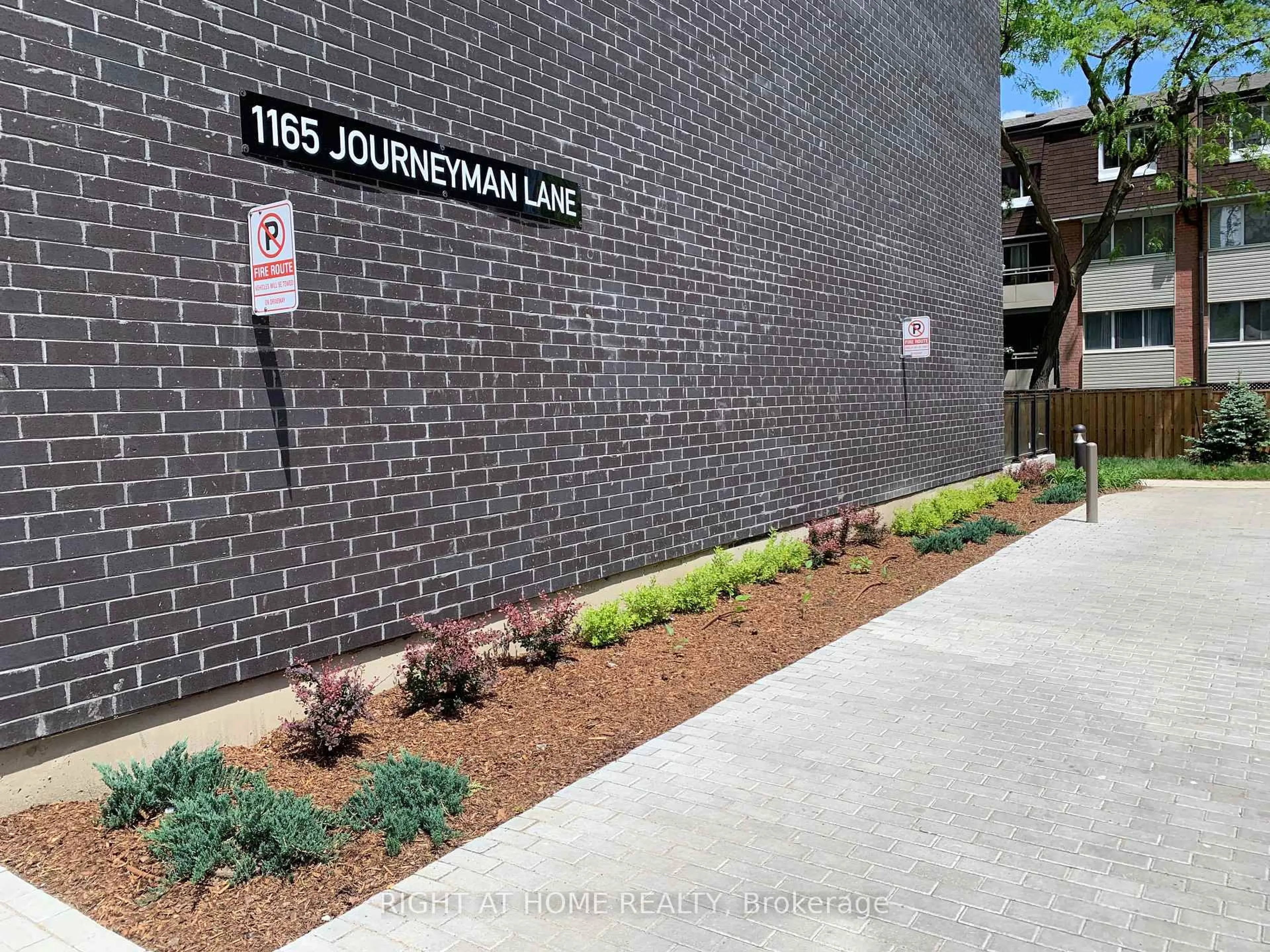 Home with brick exterior material, mountain view for 1165 Journeyman Lane #112, Mississauga Ontario L5J 0B6