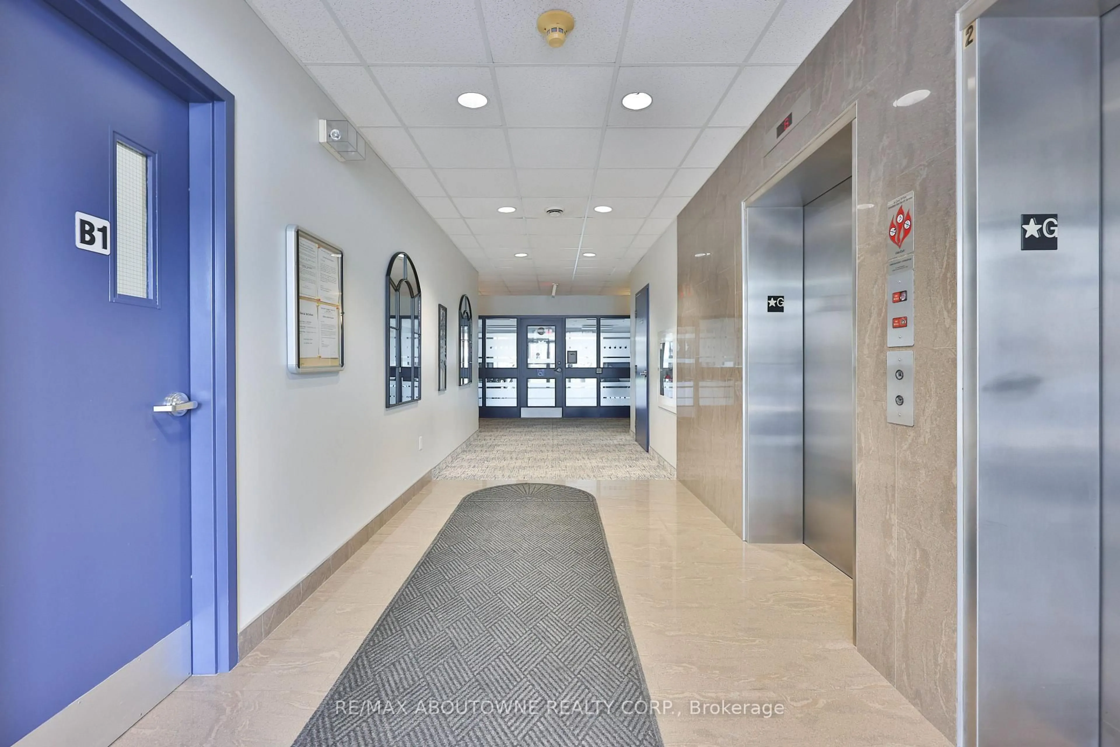 Indoor foyer for 1980 Imperial Way #509, Burlington Ontario L7L 0E7