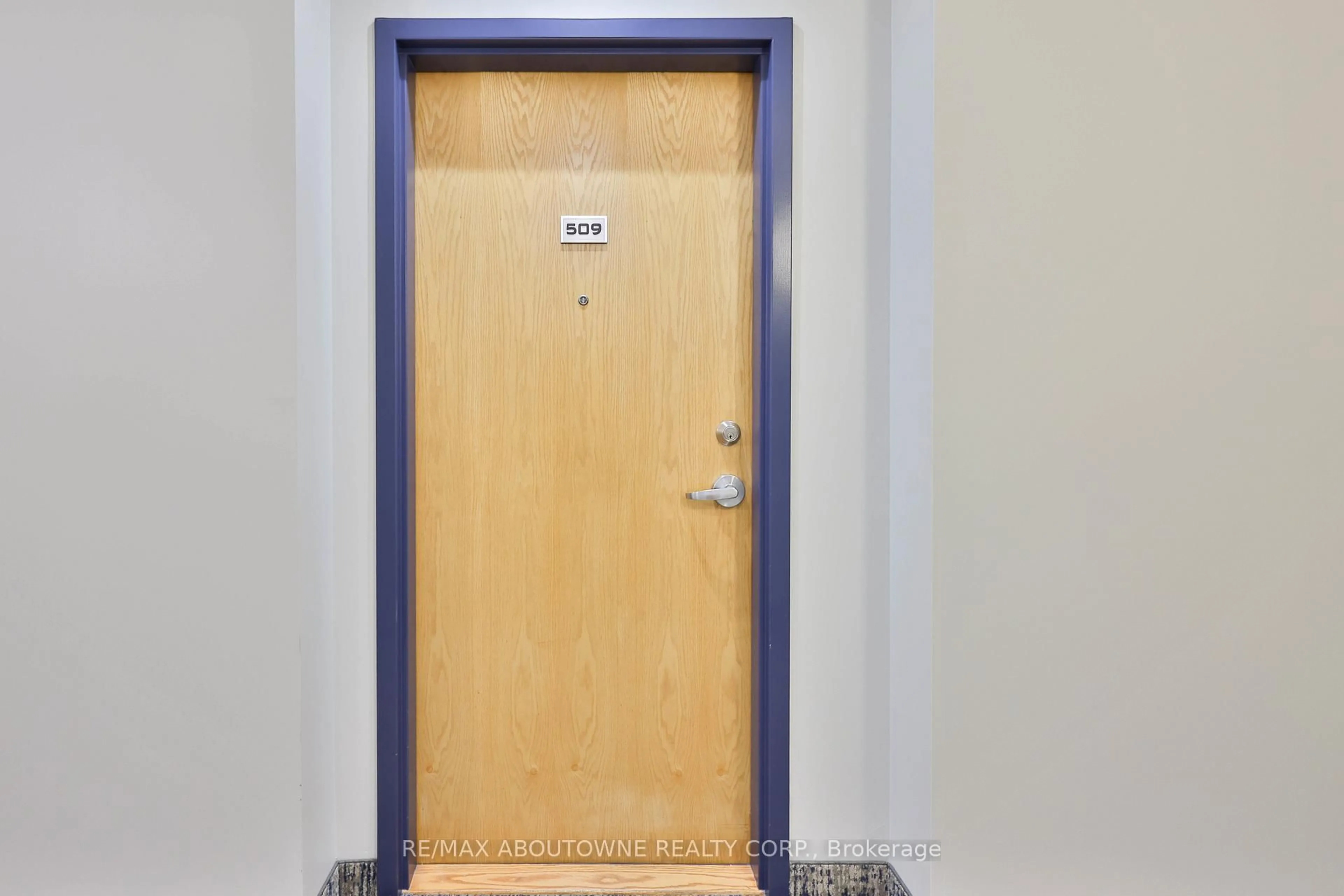 Indoor foyer for 1980 Imperial Way #509, Burlington Ontario L7L 0E7