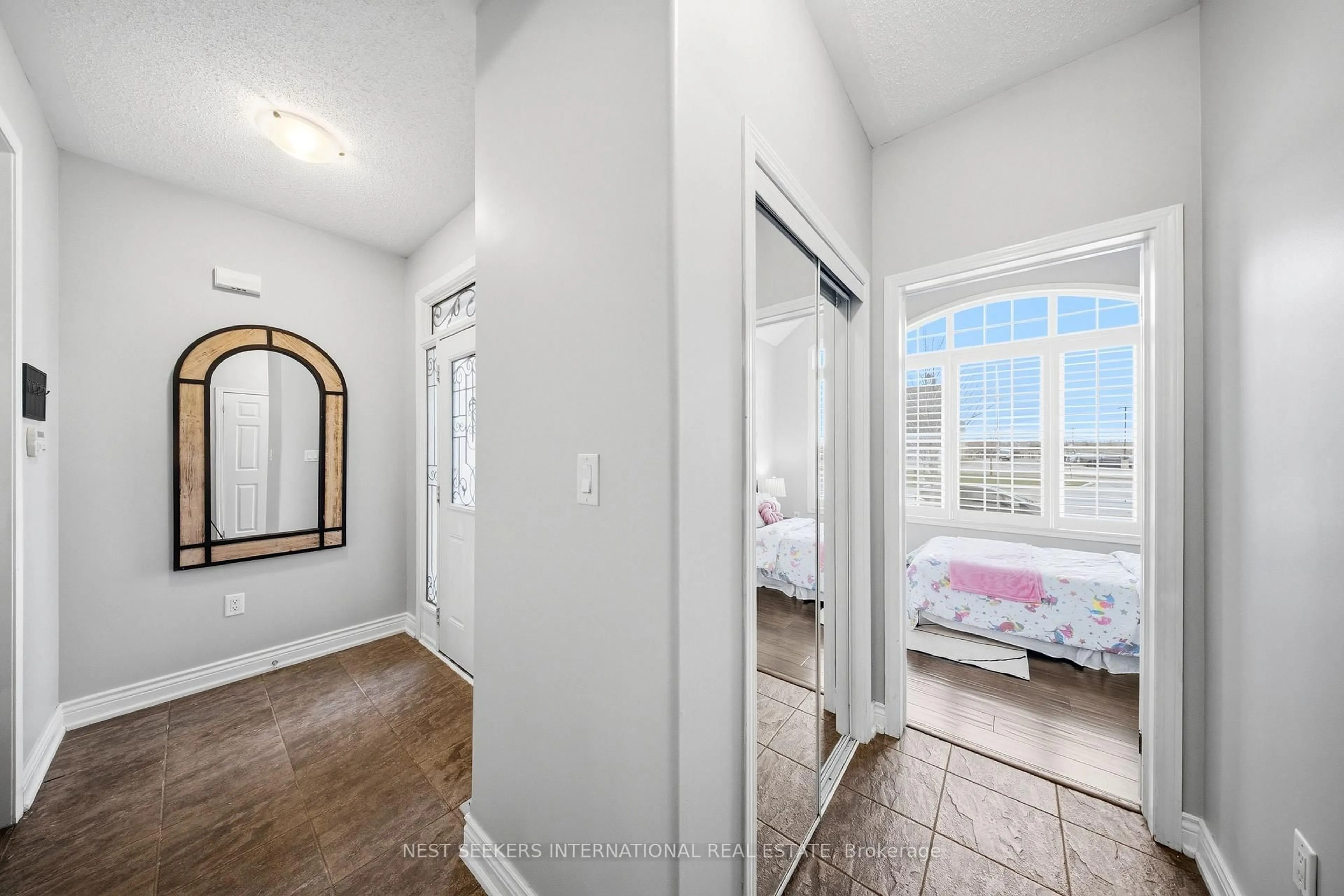 Indoor entryway for 846 Savoline Blvd, Milton Ontario L9T 0Z1