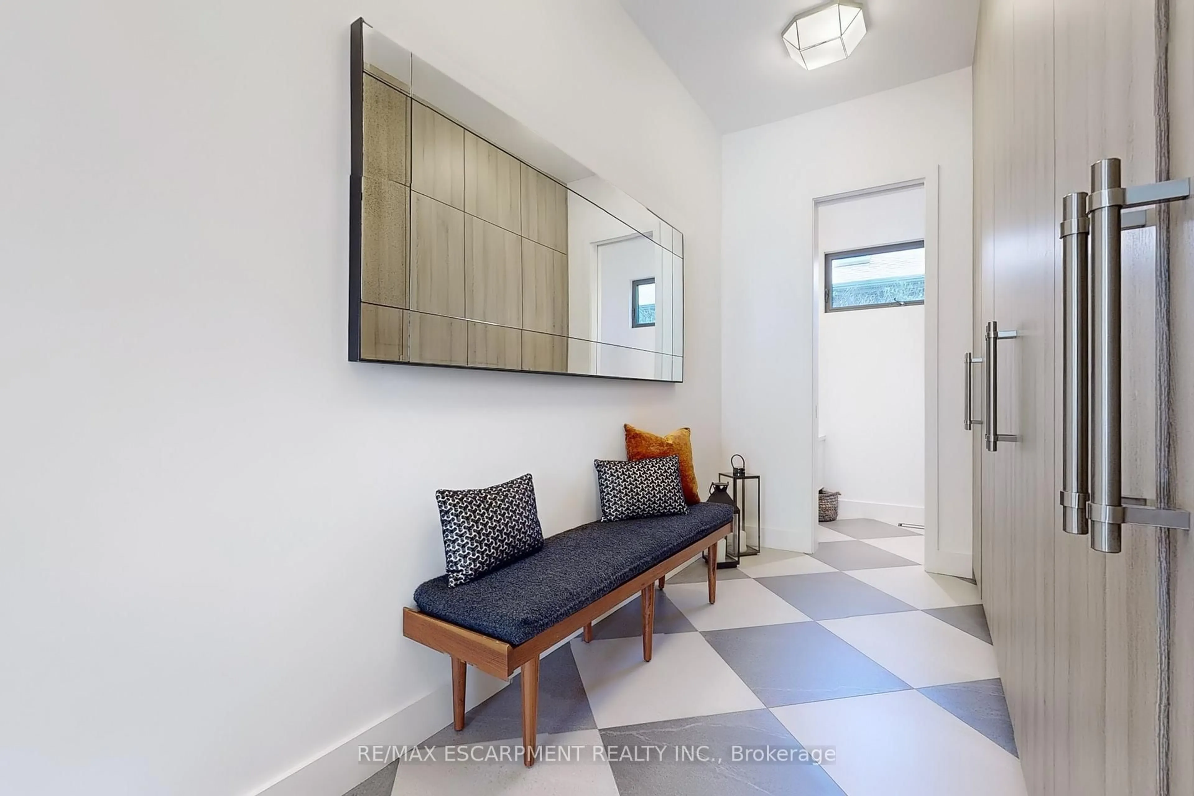 Indoor entryway for 977 Gorton Ave, Burlington Ontario L7T 1S6