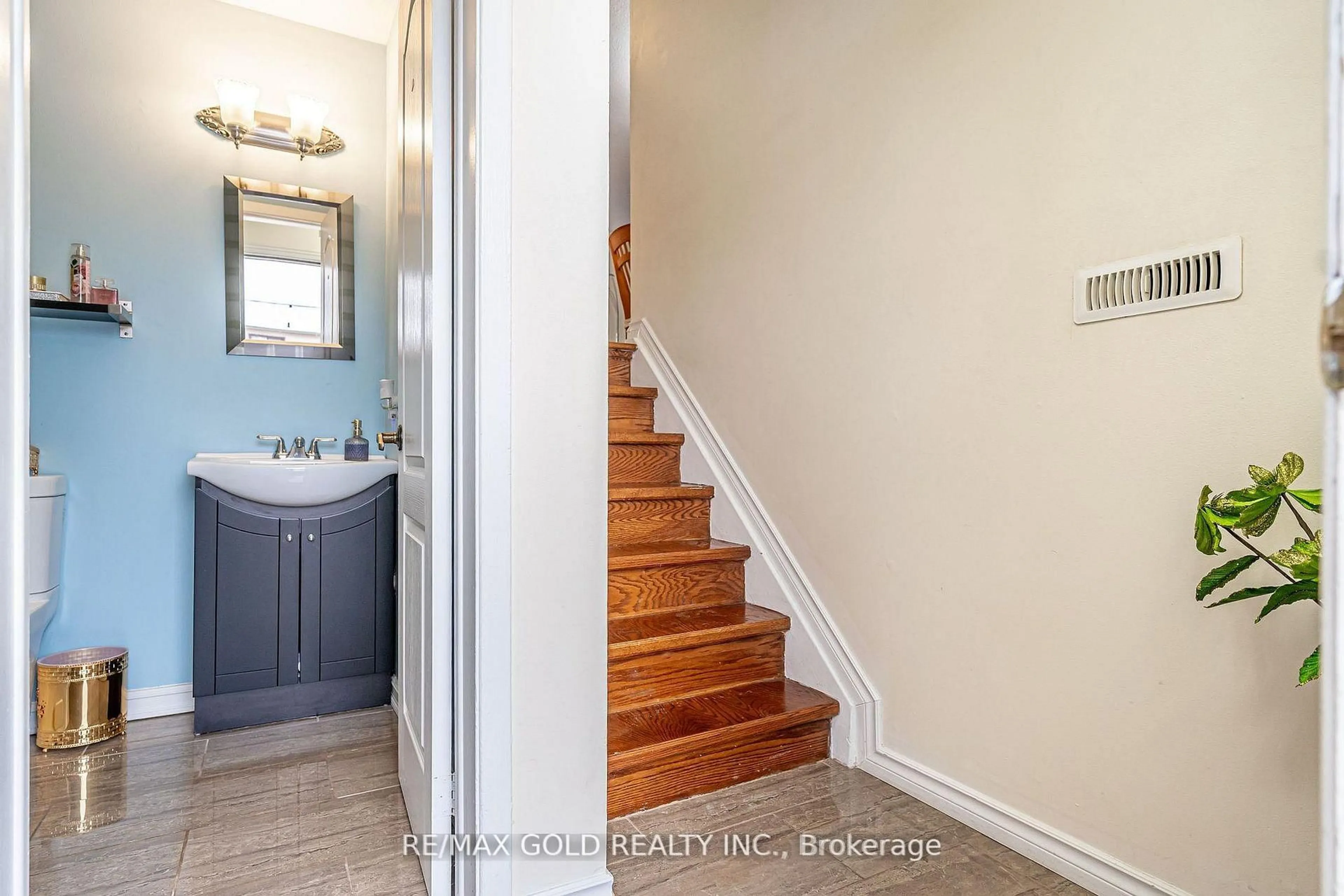 Indoor entryway for 33 Guildford Cres #33, Brampton Ontario L6S 3K2