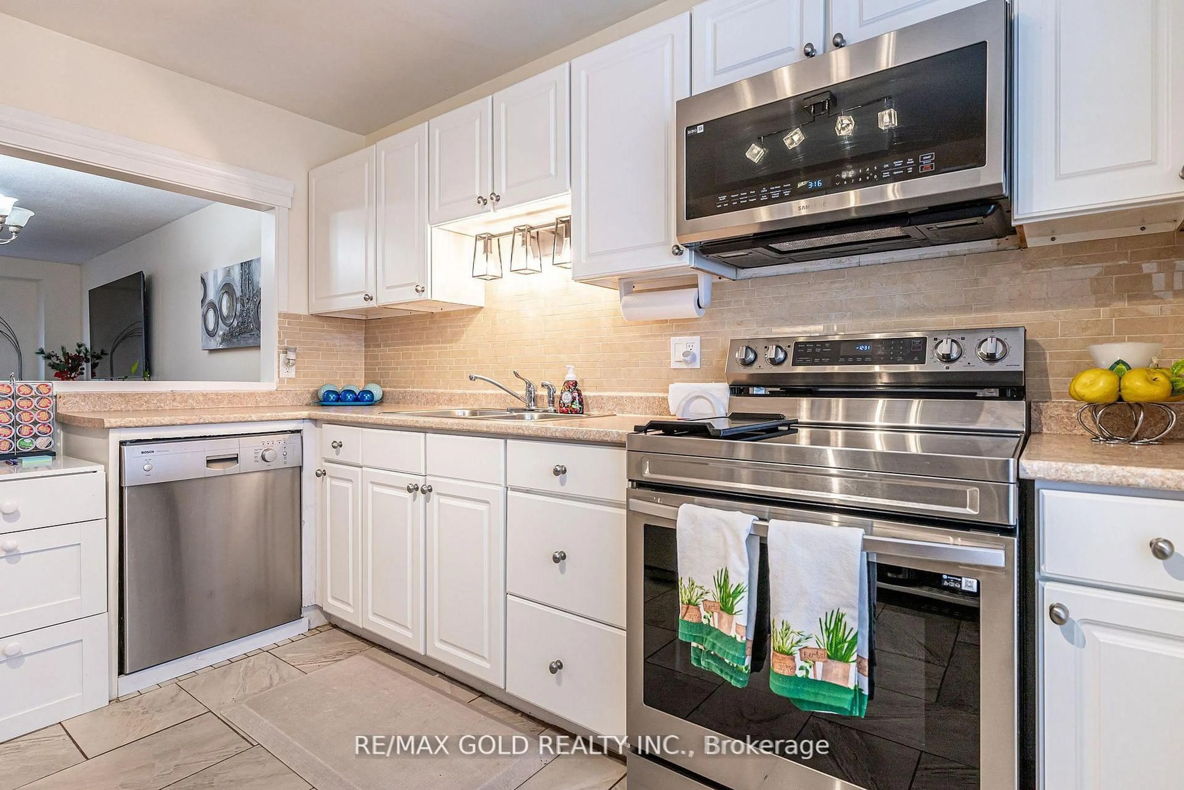 Unknown for 33 Guildford Cres #33, Brampton Ontario L6S 3K2