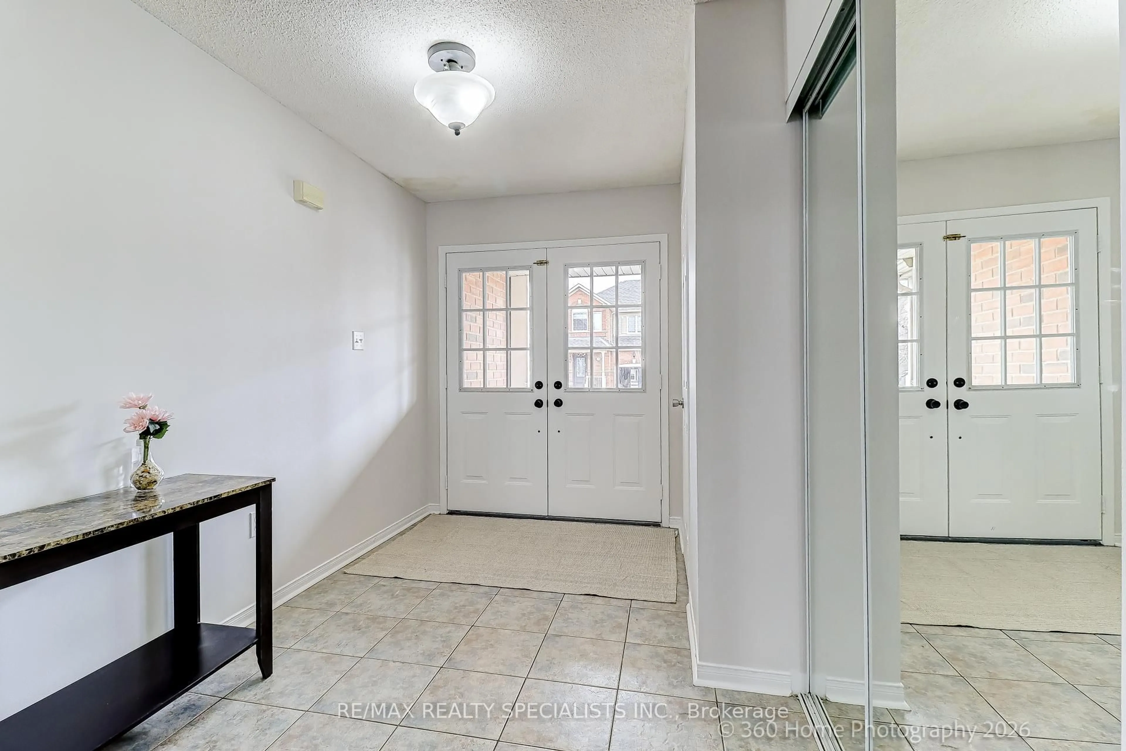 Indoor entryway for 233 Sherwood Rd, Milton Ontario L9T 7C1