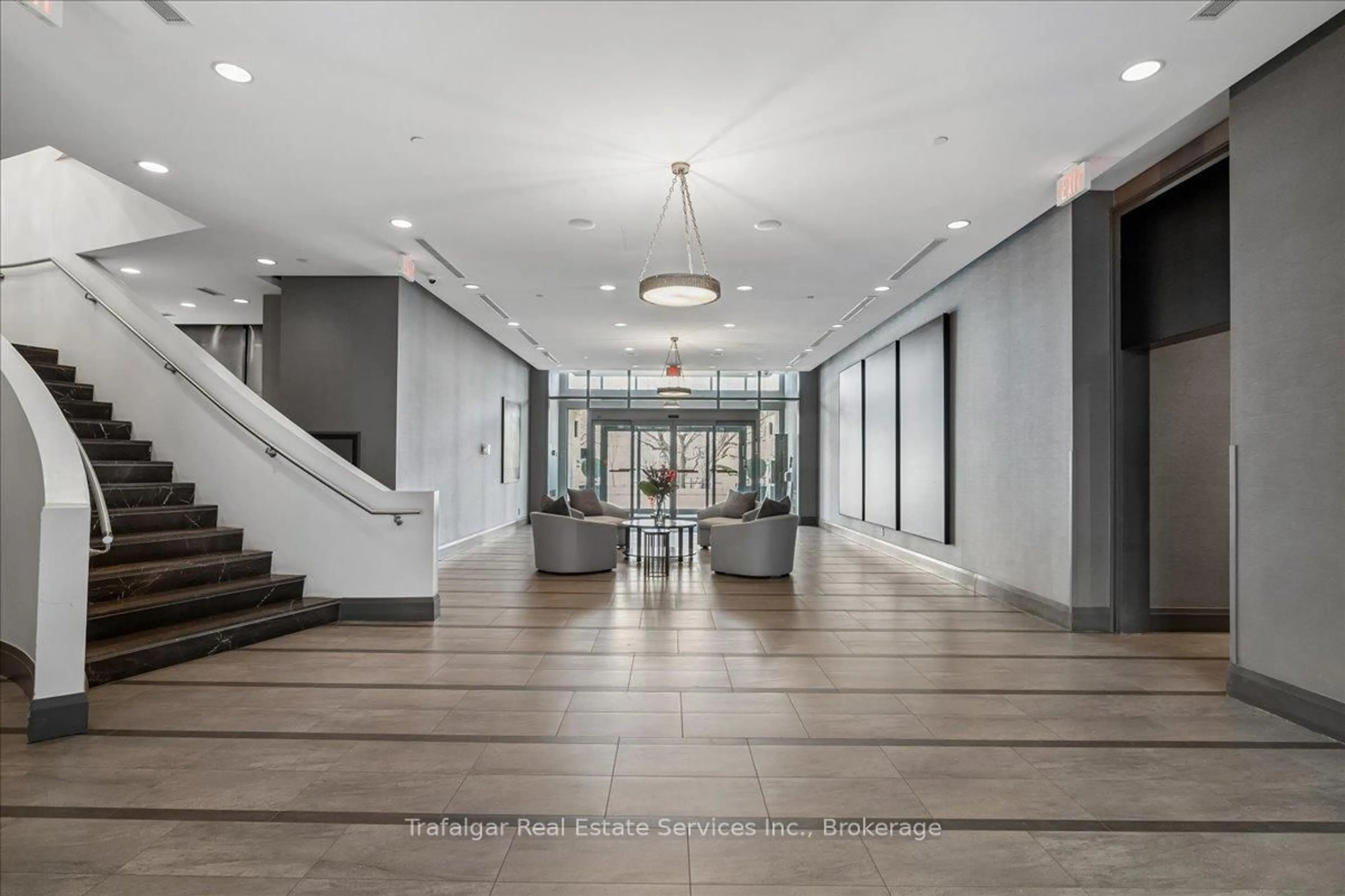 Indoor foyer for 11 Bronte Rd #327, Oakville Ontario L6L 0E1