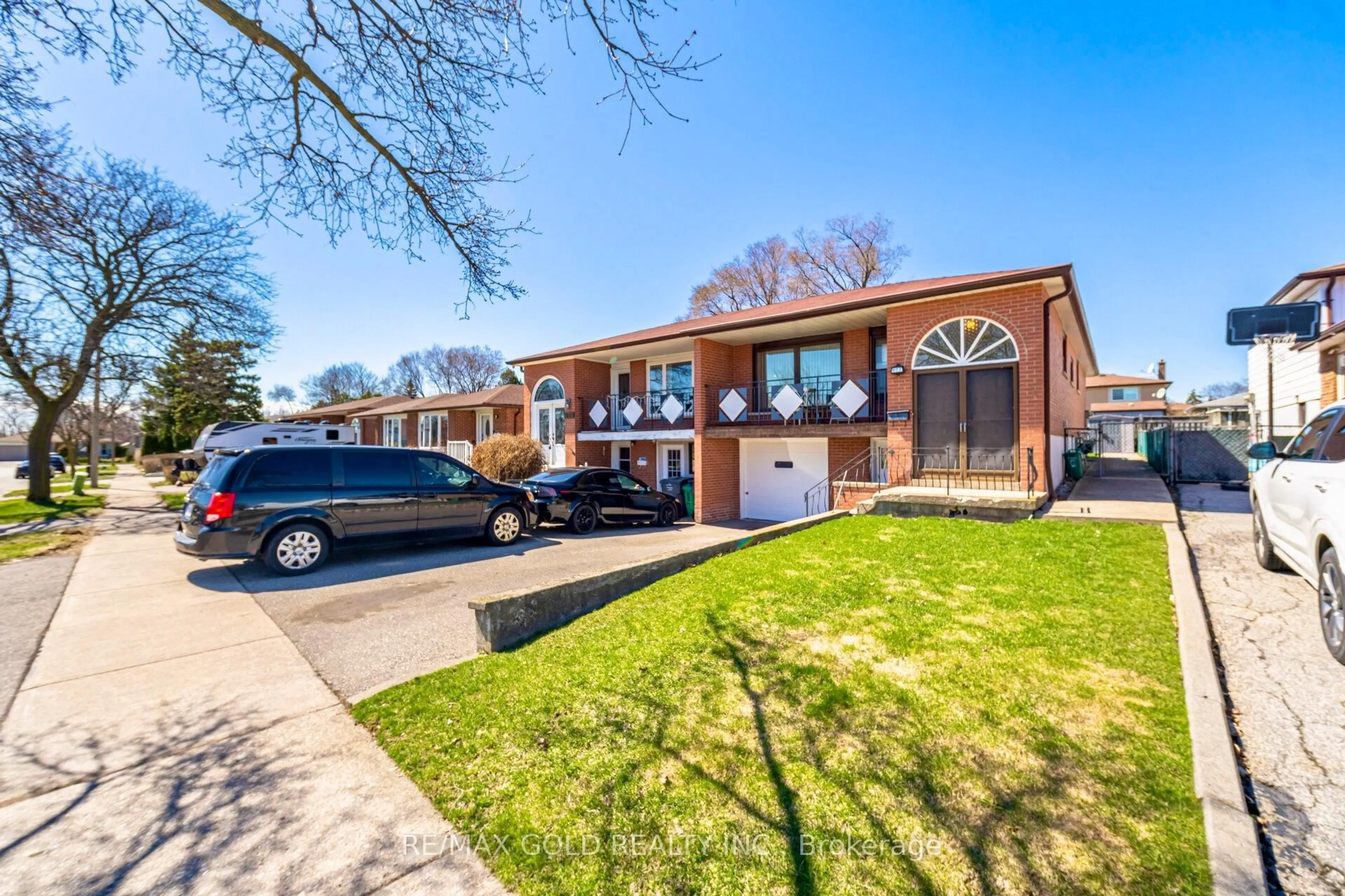 Home with brick exterior material, street for 877 Consort Cres, Mississauga Ontario L5C 1J8