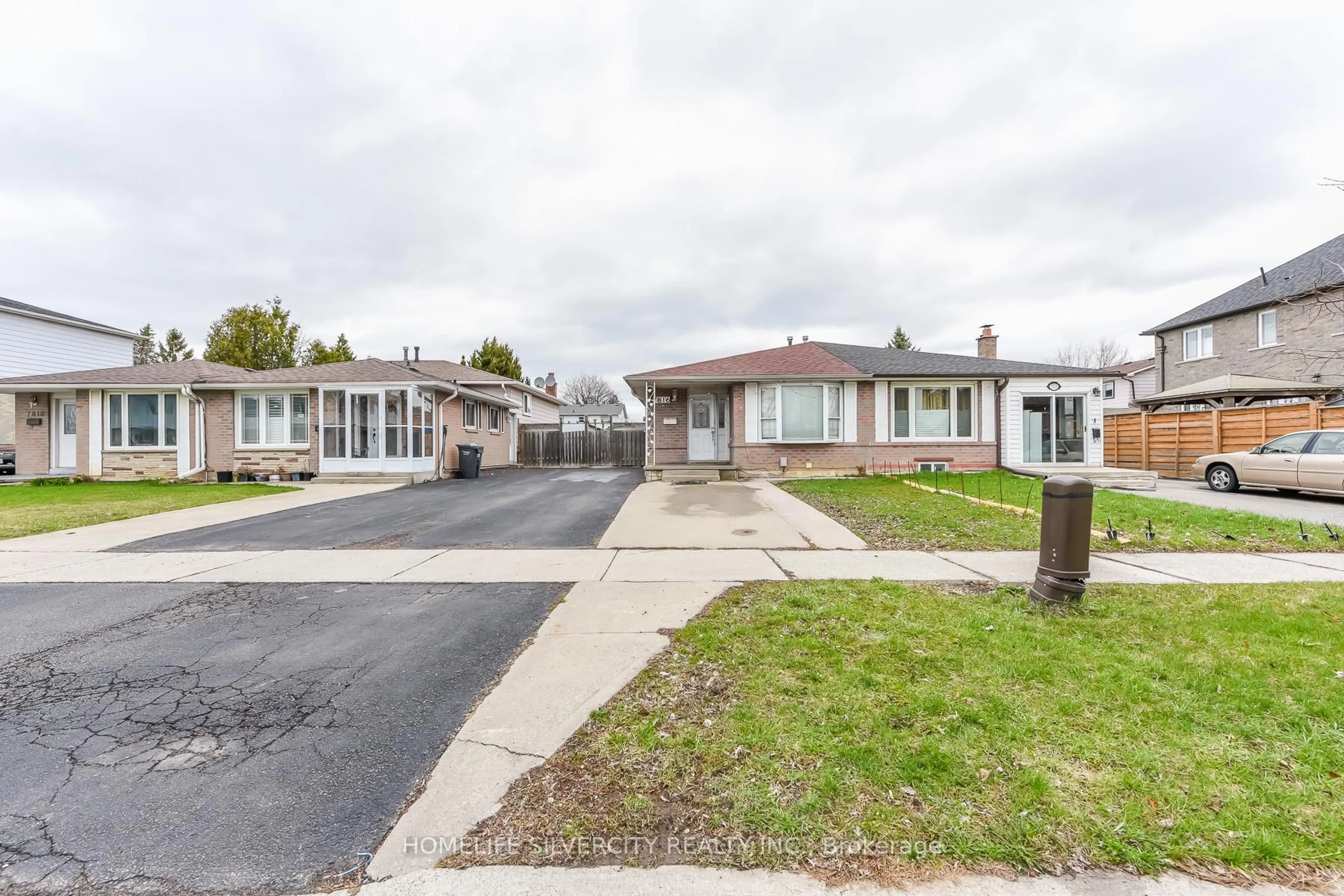 A pic from outside/outdoor area/front of a property/back of a property/a pic from drone, street for 7816 Priory Cres, Mississauga Ontario L4T 3H5