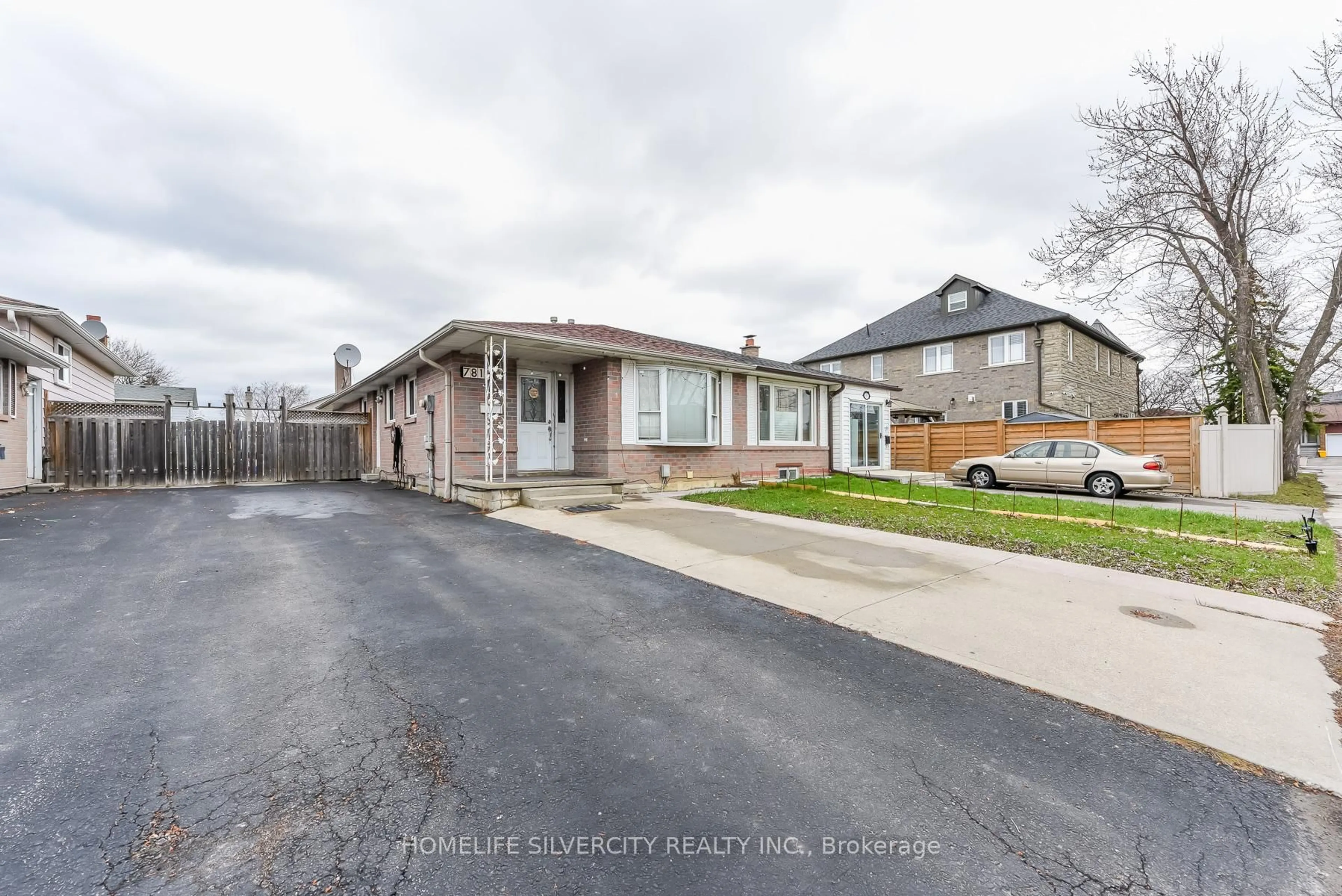A pic from outside/outdoor area/front of a property/back of a property/a pic from drone, street for 7816 Priory Cres, Mississauga Ontario L4T 3H5