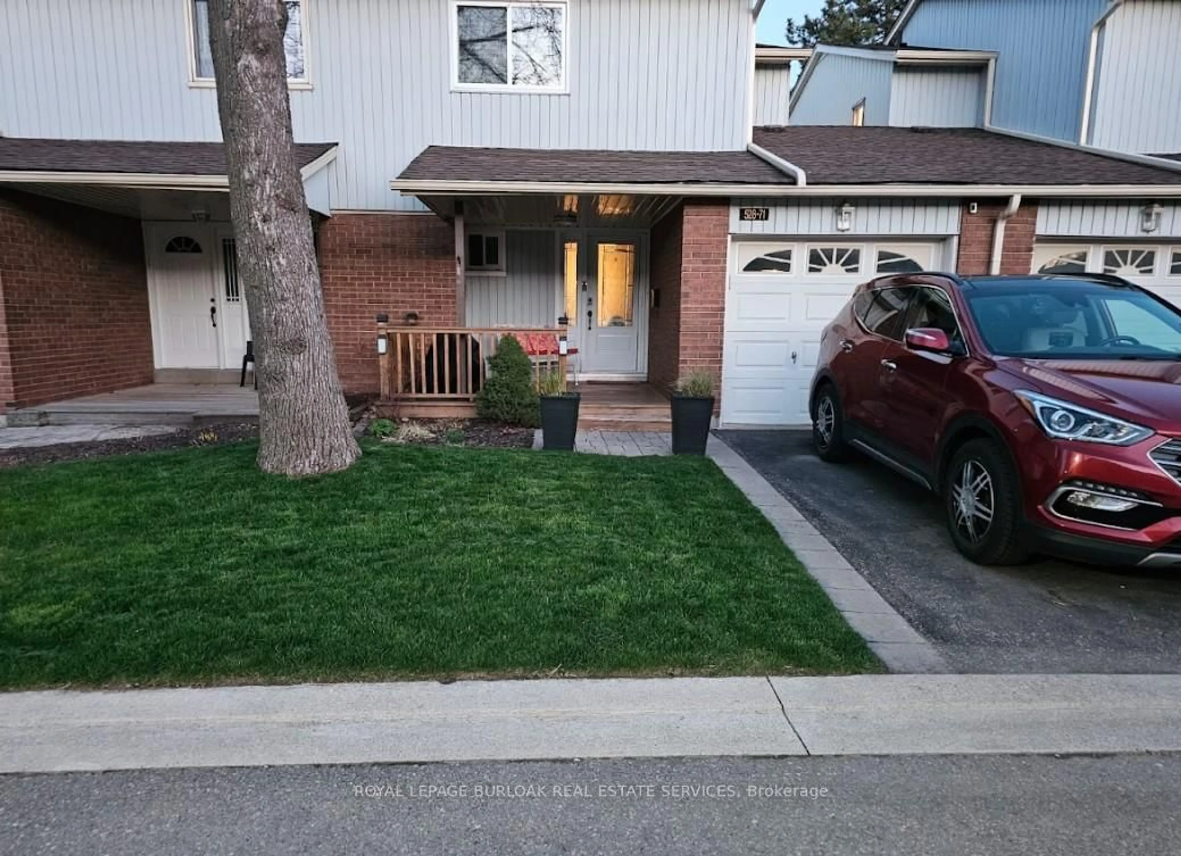 A pic from outside/outdoor area/front of a property/back of a property/a pic from drone, street for 528 Sheraton Rd #71, Burlington Ontario L7L 4B2